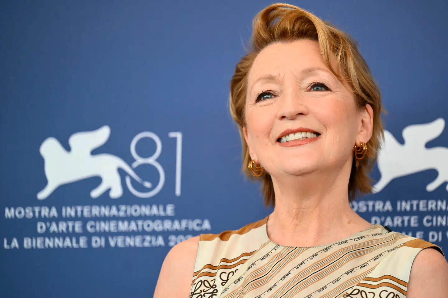 Den britiske teaterstjerne Lesley Manville optræder i øjeblikket på National Theatre i London. Der er blevet nedlagt forbud mod at tage billeder eller filme under applausen.