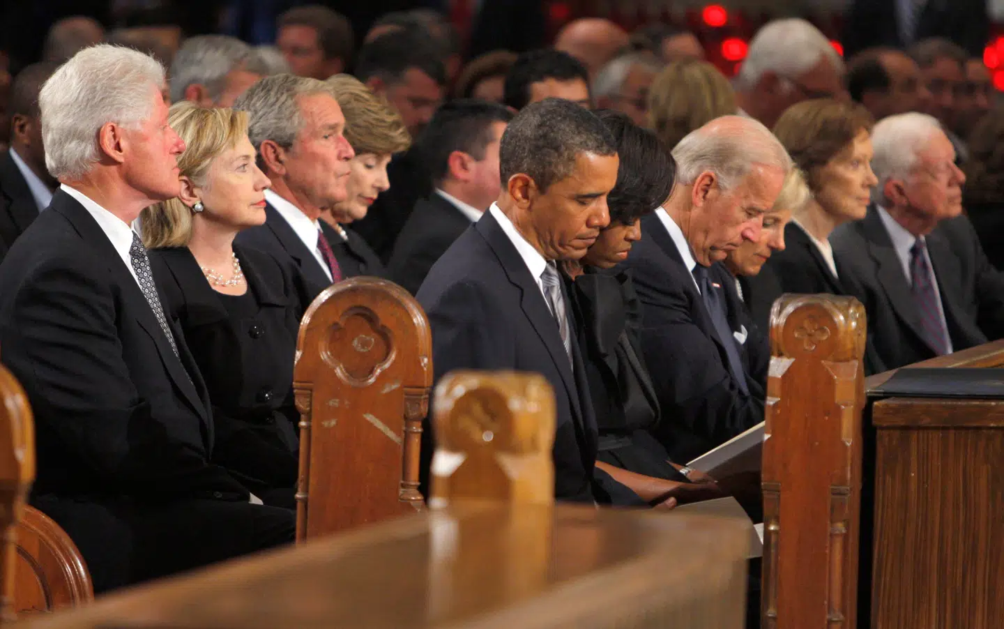 Her ses Bill Clinton, George W. Bush, Barack Obama og Joe Biden sammen i 2009.