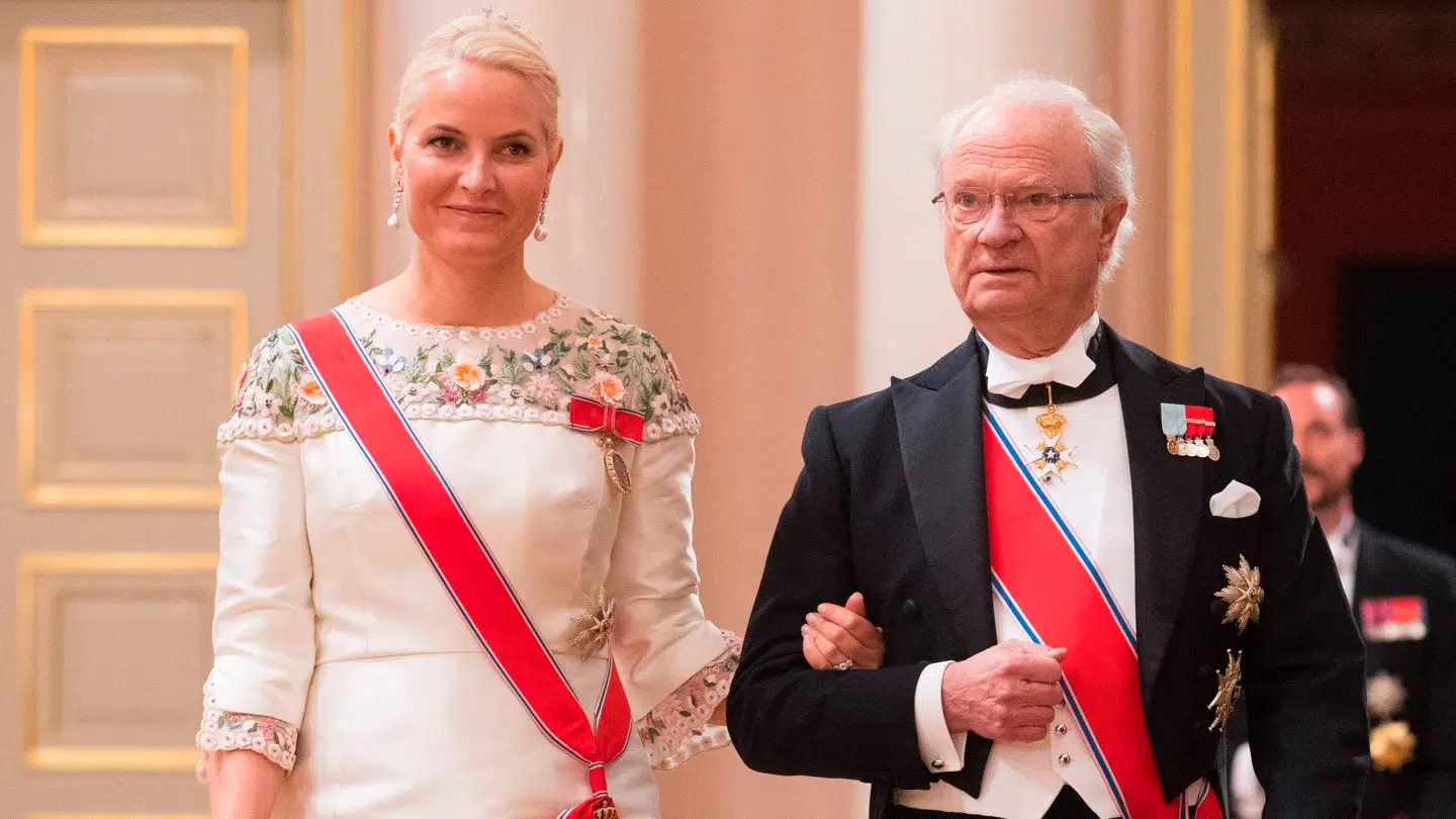 Kronprinsesse Mette-Marit og kong Carl Gustaf ved en tidligere festlig lejlighed – da det norske kongepar i 2017 kunne fejre fælles 80-års fødselsdag.