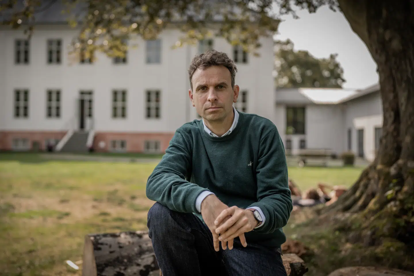 Rasmus Meyer er forstander på Krogerup Højskole. Han forsvarer, at islamisten har besøgt et valgfag på skolen.