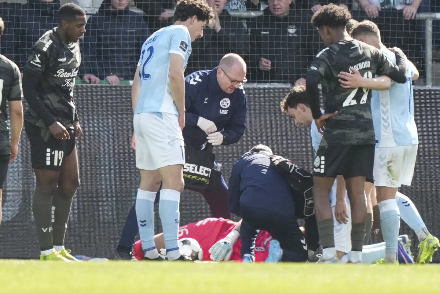 Det så ikke rart ud, da Sønderjyskes keeper Marcus Bundgaard modtog behandling. (Arkivfoto).