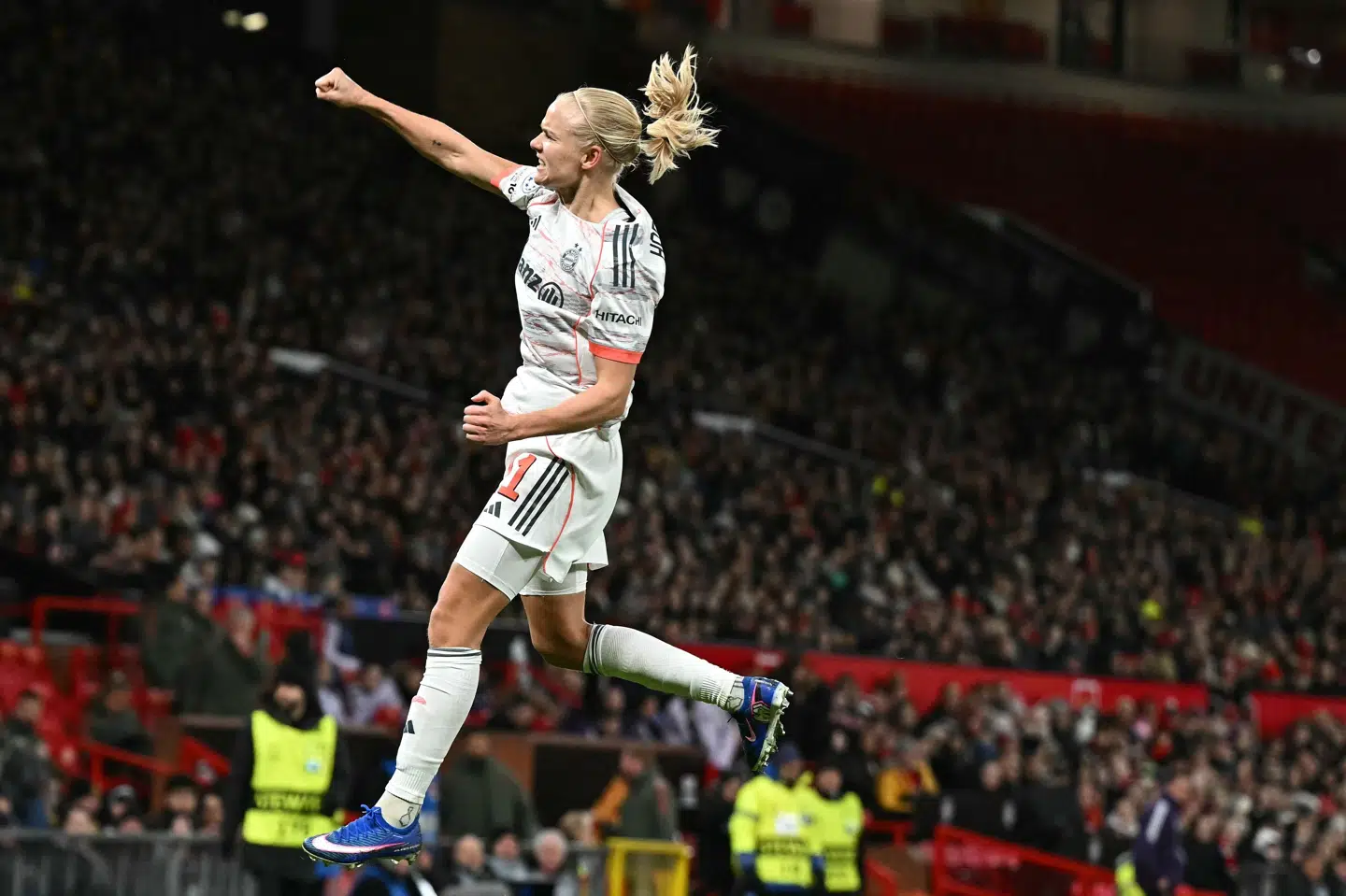 Pernille Harder fejrer en scoring for Bayern München på Old Trafford i en 3-2-sejr over Manchester United i Champions League. (Arkivfoto).