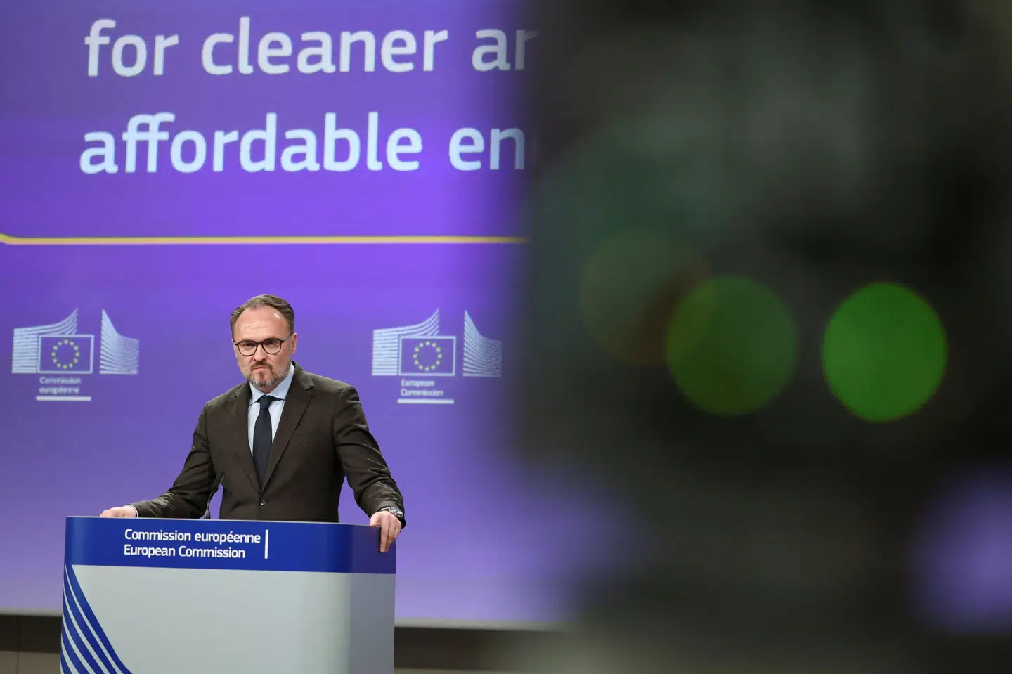 EU's energikommissær, danske Dan Jørgensen, var med til præsentationen af EU-Kommissionens anbefalinger. Han peger på, at konflikten i Mellemøsten har øget udgifterne til fossile brændstoffer i EU-landene med 179 milliarder danske kroner.