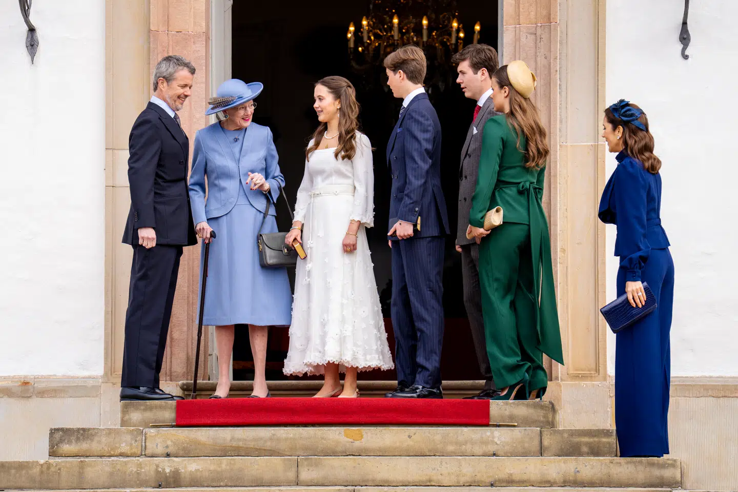 Dronning Margrethe tog først imod konfirmanderne prins Vincent og prinsesse Josephine og resten af den kongelige familie ved hovedindgangen til Fredensborg Slotskirke lørdag. Herfra foregik den officielle ankomst for fadderne.