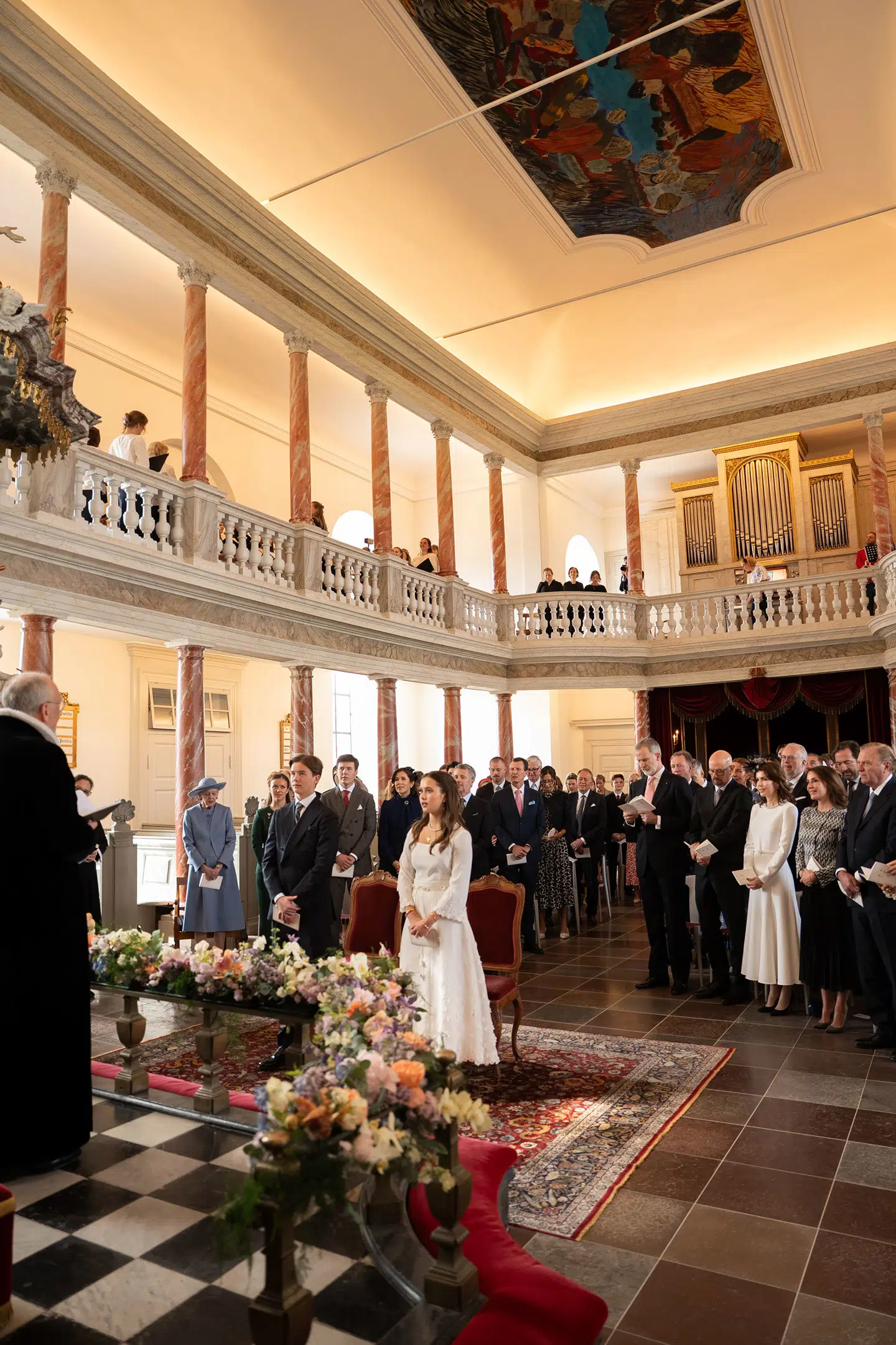 Under prins Vincent og prinsesse Josephines konfirmation i Fredensborg Slotskirke havde dronning Margrethe også en fremtrædende plads på forreste række med resten af kongefamilien. Foto: Kongehuset
