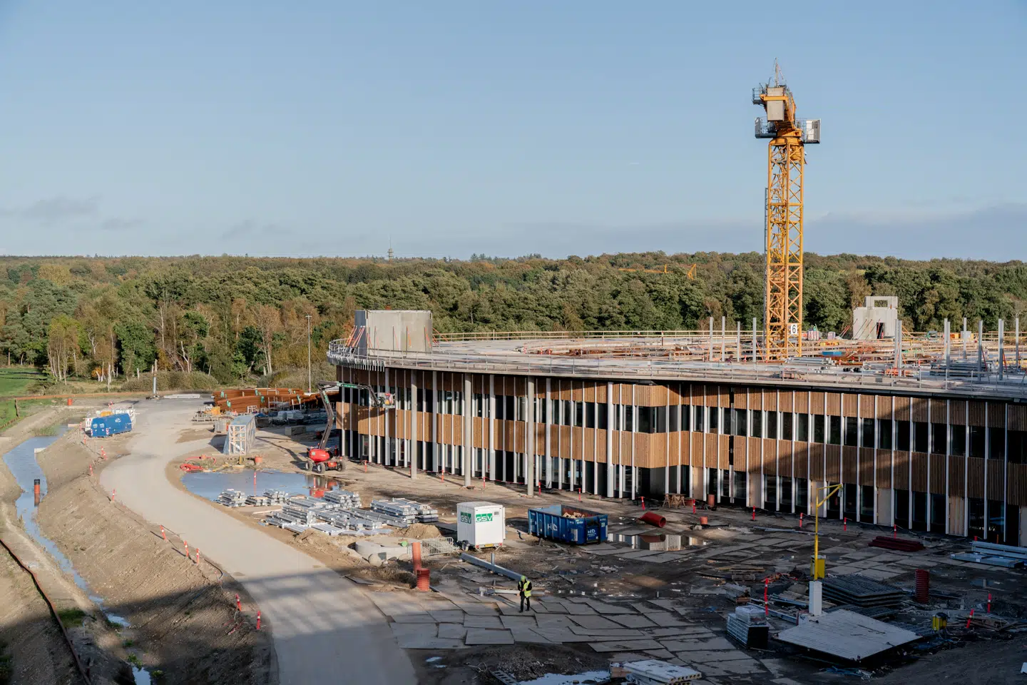 Nyt Hospital Nordsjælland kommer til at være på 123.000 kvadratmeter og får 570 ensengsstuer – når det engang er færdigt. Nu lægger Region Hovedstaden nye oplysninger frem om enorme budgetoverskridelser i byggeriet.