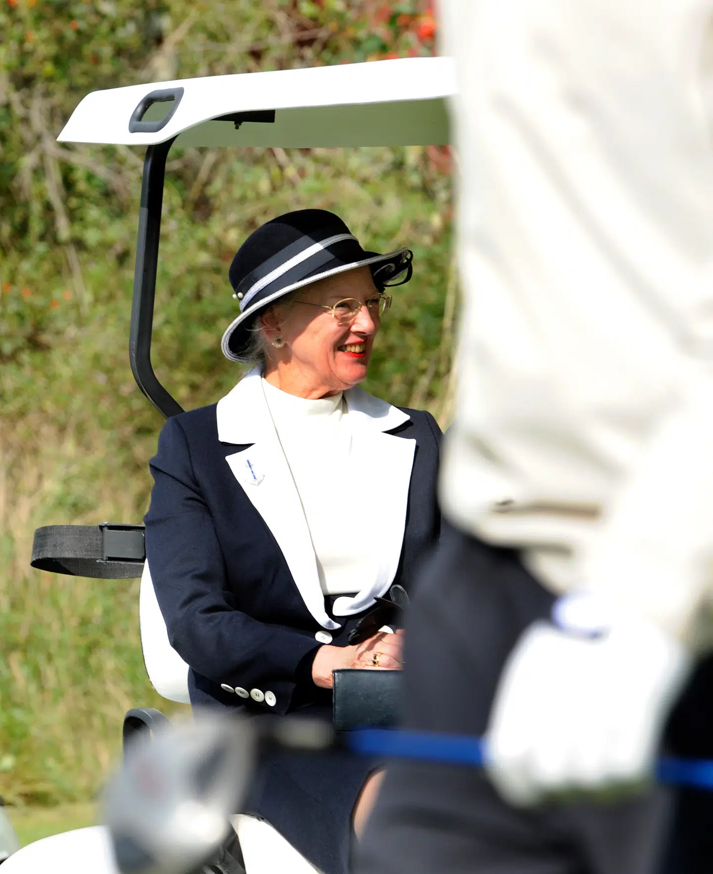 Dronning Margrethe er ofte blevet transporteret i golfvogn – som her under sit og prins Henriks sommertogtsbesøg i Ærø Golf Klub tilbage i 2008.
