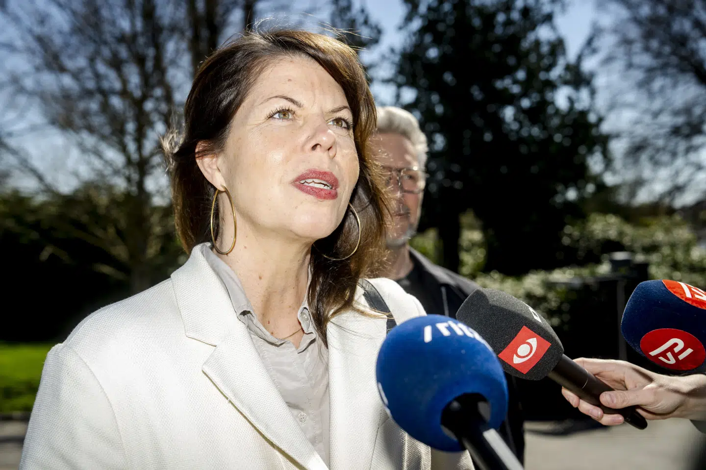 På vej ind til regeringsforhandlinger på Marienborg onsdag svarede Alternativets politiske leder, Franciska Rosenkilde, på spørgsmål angående valgforbund med S og SF under EP-valget 2024. (Arkivfoto).