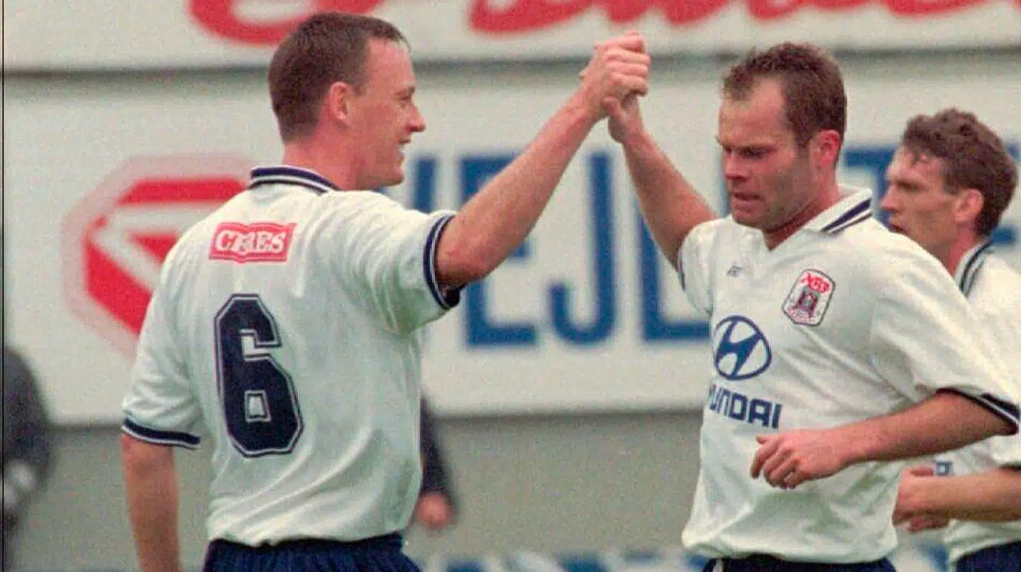 AGF s Henrik Mortensen lykønskes med sin scoring der sikrede AGF sejren. Nr 6 er Johnny Vilstrup