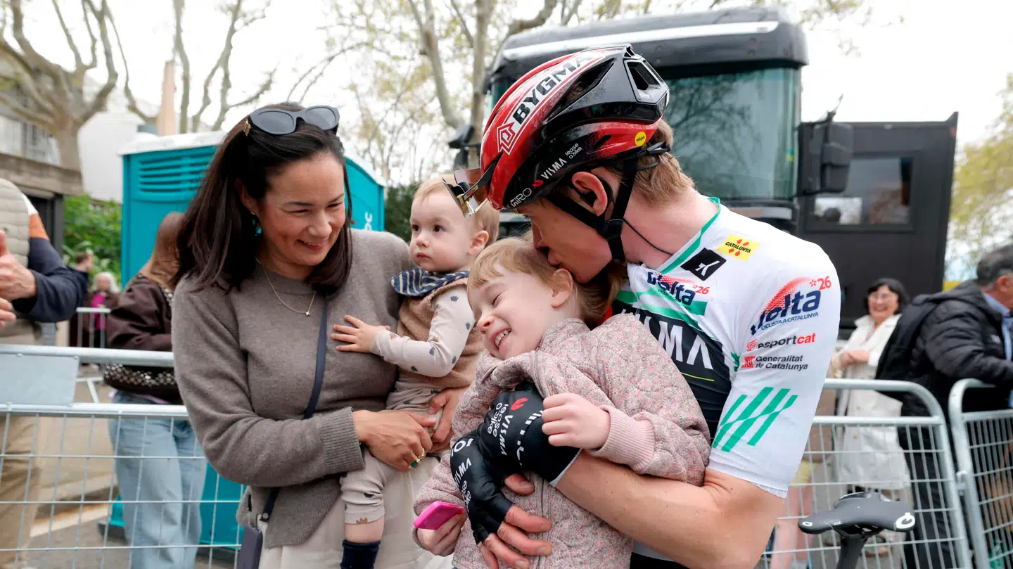 Jonas Vingegaard og familien til Catalonien Rundt.