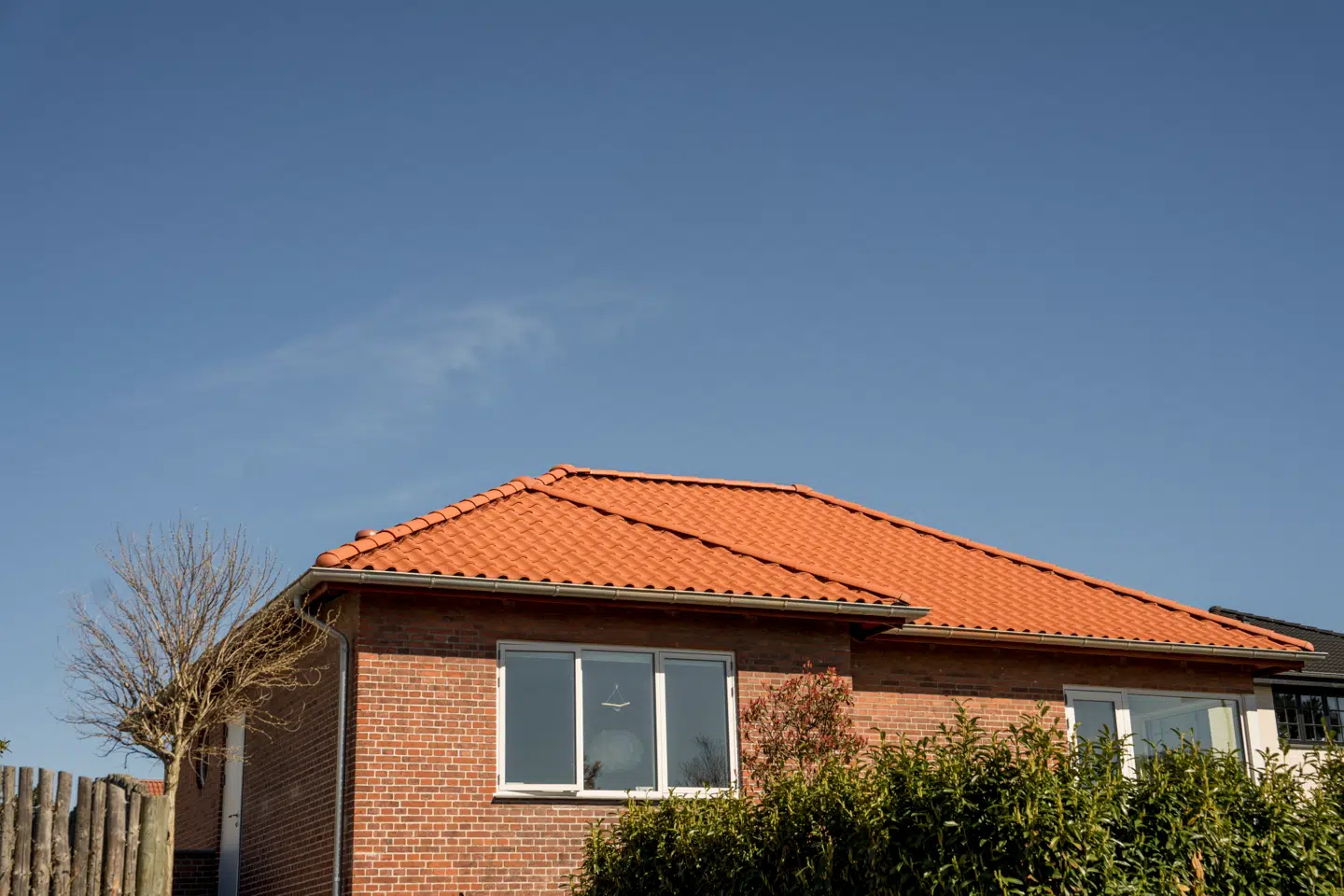 I 2023 købte handicapfirmaet De Personlige Hjælpere ApS – som har modtaget et millionbeløb fra forskellige kommuner – dette hus i Hellerup. Efterfølgende blev huset sat i stand og solgt til firmaets egen direktør, Peter Pinkowsky.