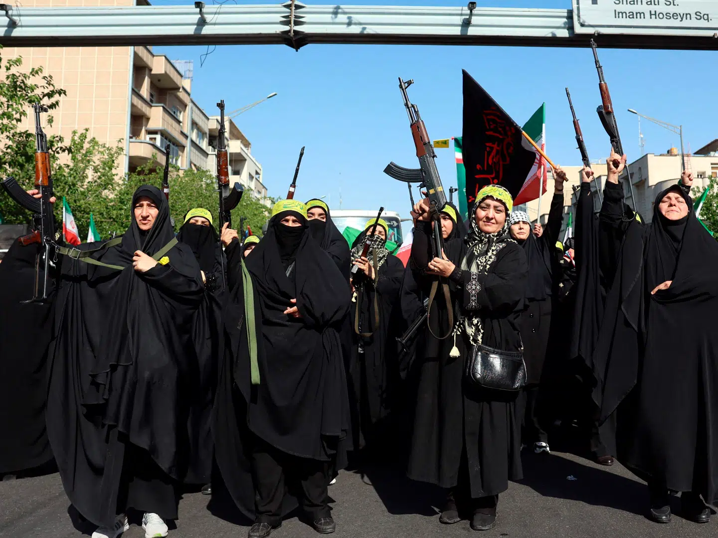 Billeder af armerede kvinder i Teherans gader er tiltænkt som udenlandsk påvirkning. Foto: AFP, Scanpix