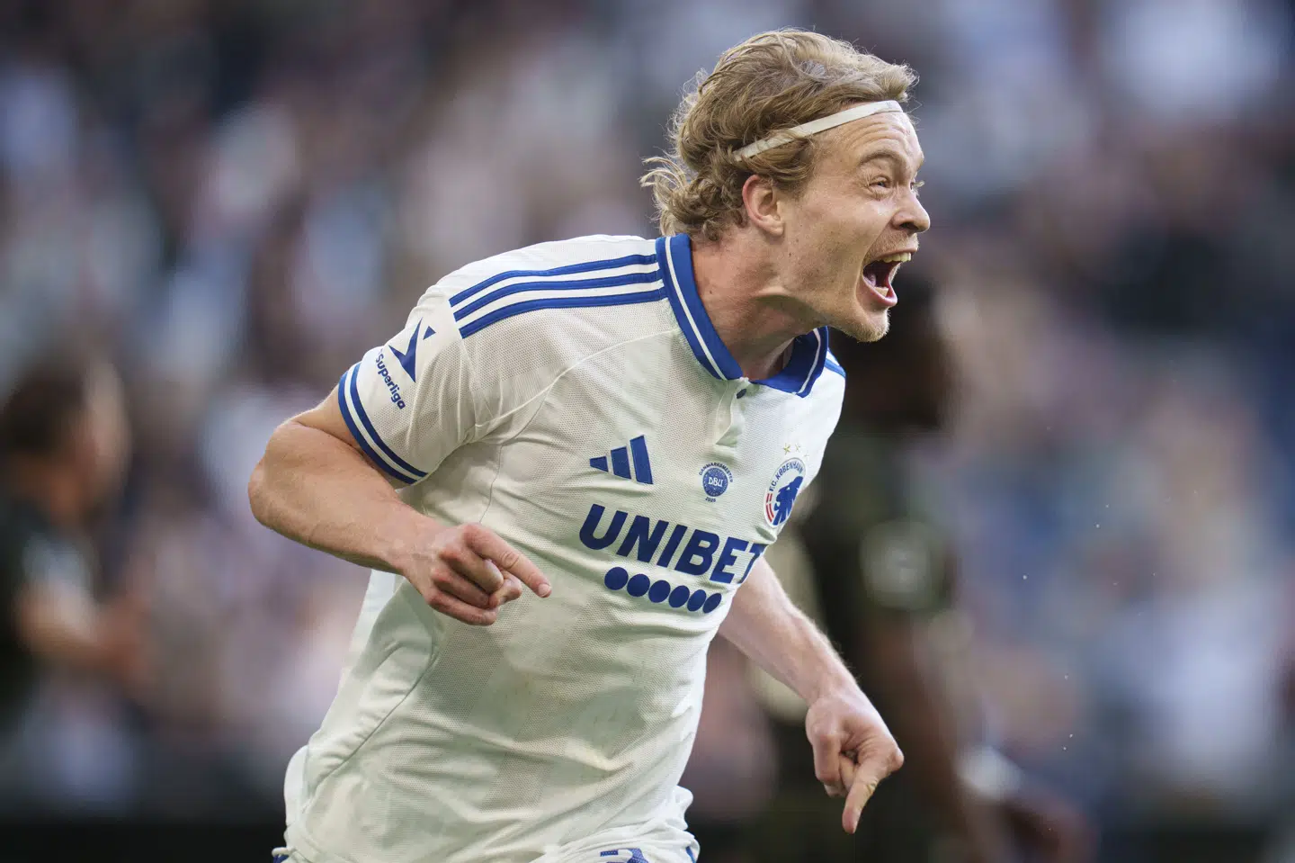 Mads Emil Madsen åbnede målscoringen med en flot afslutning fra kanten af feltet.