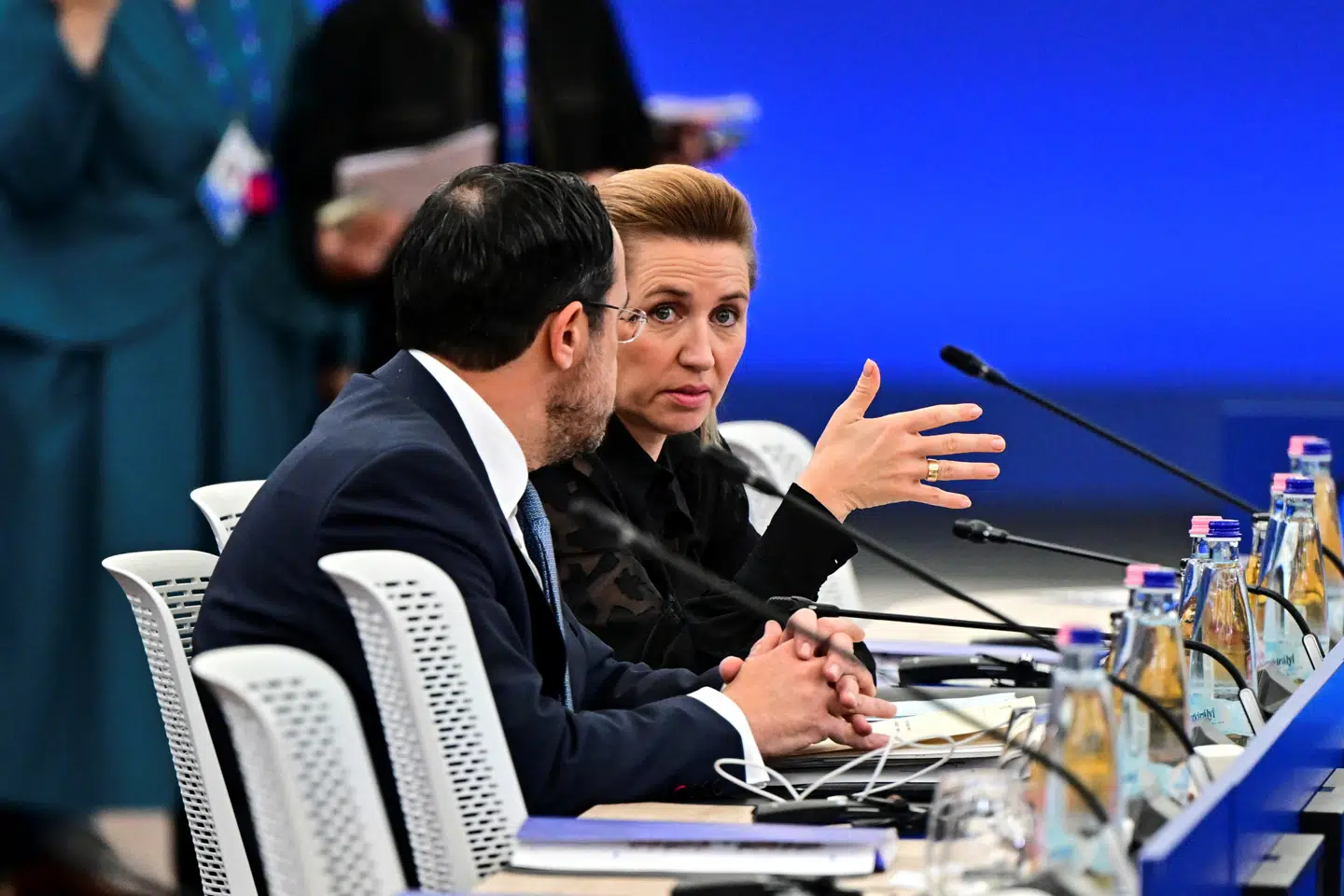 Fungerende statsminister Mette Frederiksen rejser torsdag til Cypern for at mødes med ledere fra hele Europa. Her ses den hun sammen med Cyperns præsident, Nikos Christodoulides, under et EU-topmøde i Ungarn forrige år.