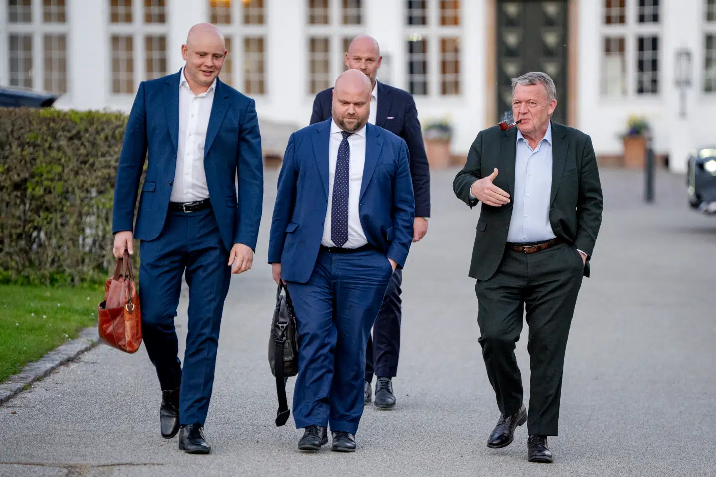 Moderaterne så glade ud efter forhandlingerne på Marienborg. På billedet: Lars Løkke Rasmussen (t.h.), Jonas Juul Bisserup Bechfeldt (bagerst i midten), Morten E.G. Brautsch (forrest i midten) og Jakob Engel-Schmidt.