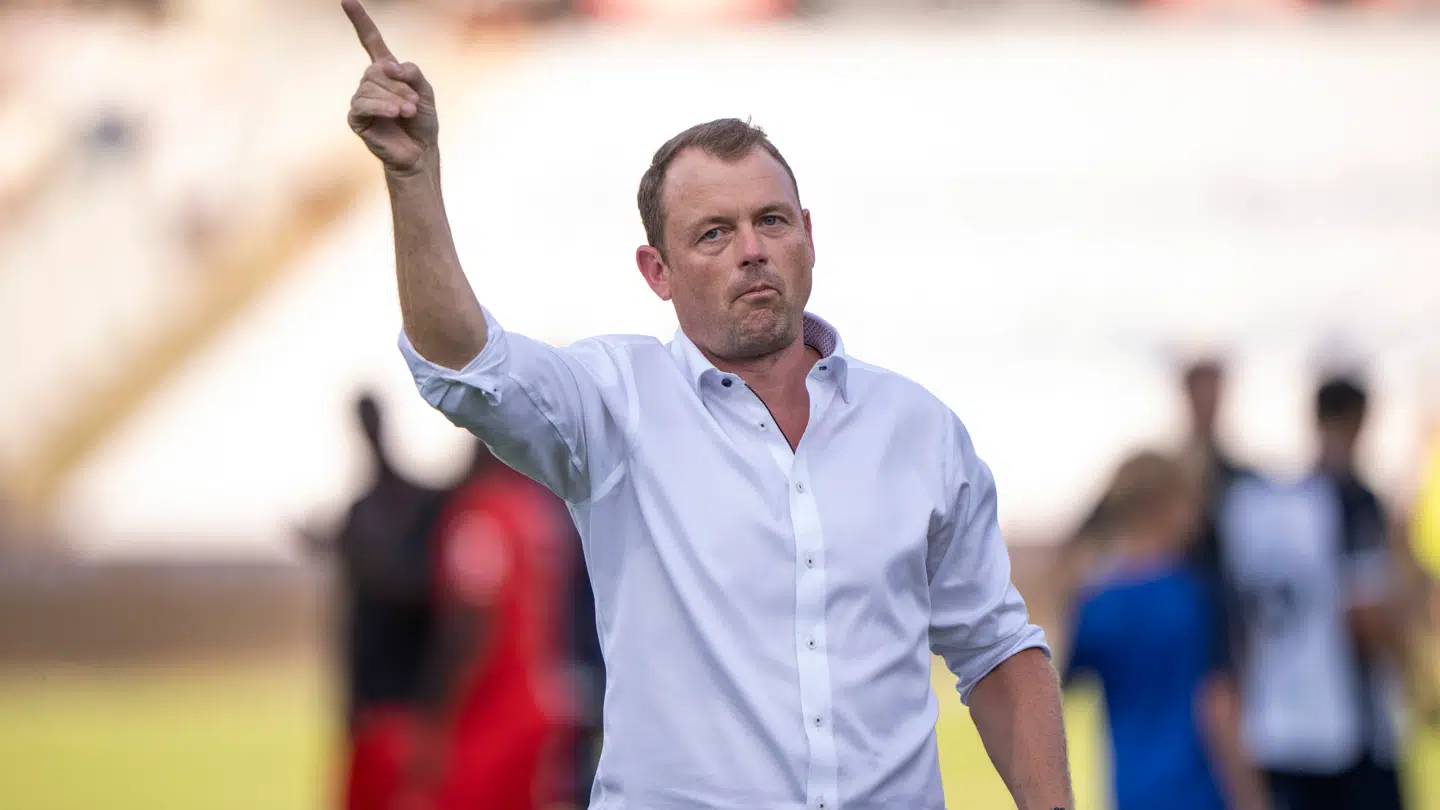 Direktør Jacob Nielsen hilser på AGFs fans efter superligakampen mellem AGF og FC Midtjylland i Ceres Park i Aarhus fredag den 19. juli 2024