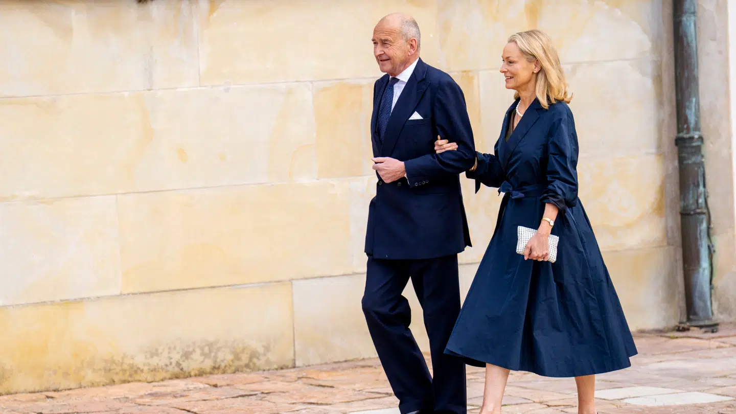 Dronning Marys veninde Josephine Rechner og godsejer Anders Danneskiold ankom til den kongelige konfirmation sammen.