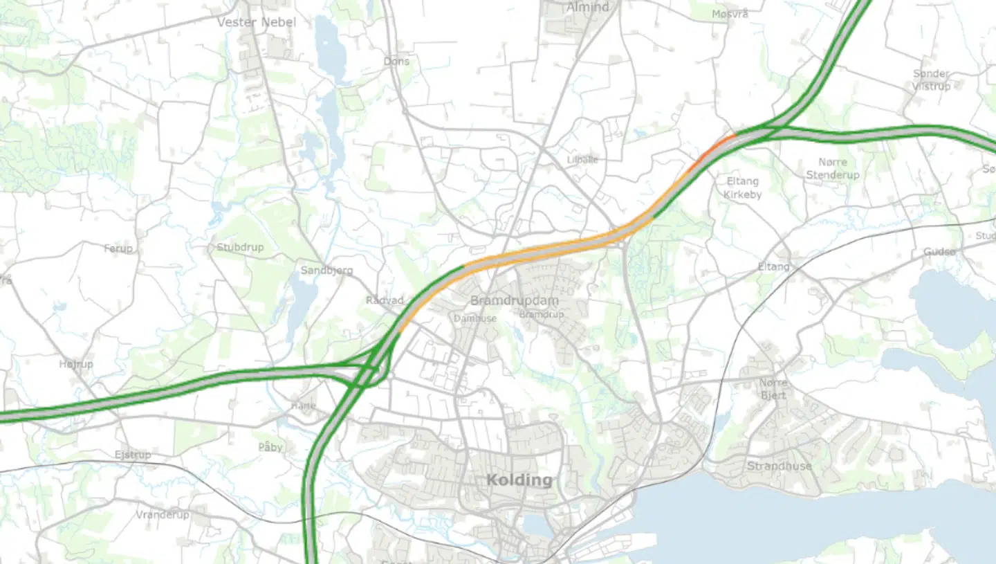 Her ses Vejdirektoratets trafikkort torsdag formiddag kort før kl. 10 – de røde og orange farver indikerer, at den ramte strækning er presset.