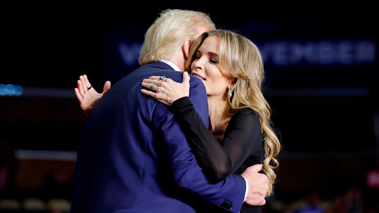 Donald Trump i omfavnelse med Megyn Kelly tilbage i 2024. Nu er de to blevet uvenner.