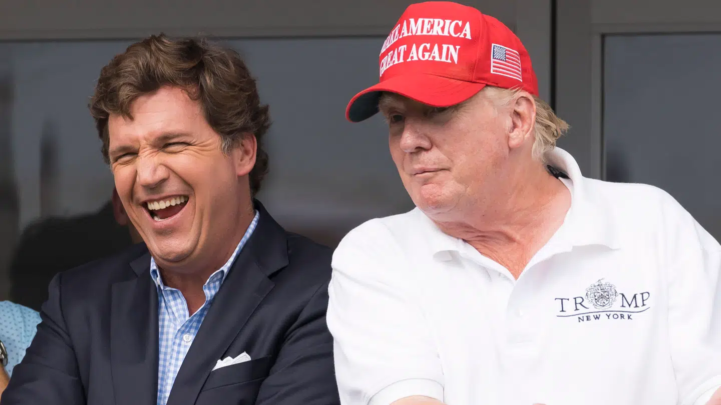 Donald Trump (th) sammen med tv-personligheden Tucker Carlson i 2022. Dengang var de to gode venner. Sådan er det ikke mere.