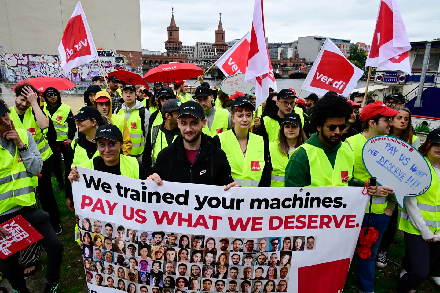 Investorerne jubler, men de ansatte frygter fremtiden. TikTok-medarbejdere i Berlin protesterer her mod varslede fyringer – en bølge, der lige nu ruller gennem techbranchen, hvor algoritmer i stigende grad overtager menneskers arbejde.