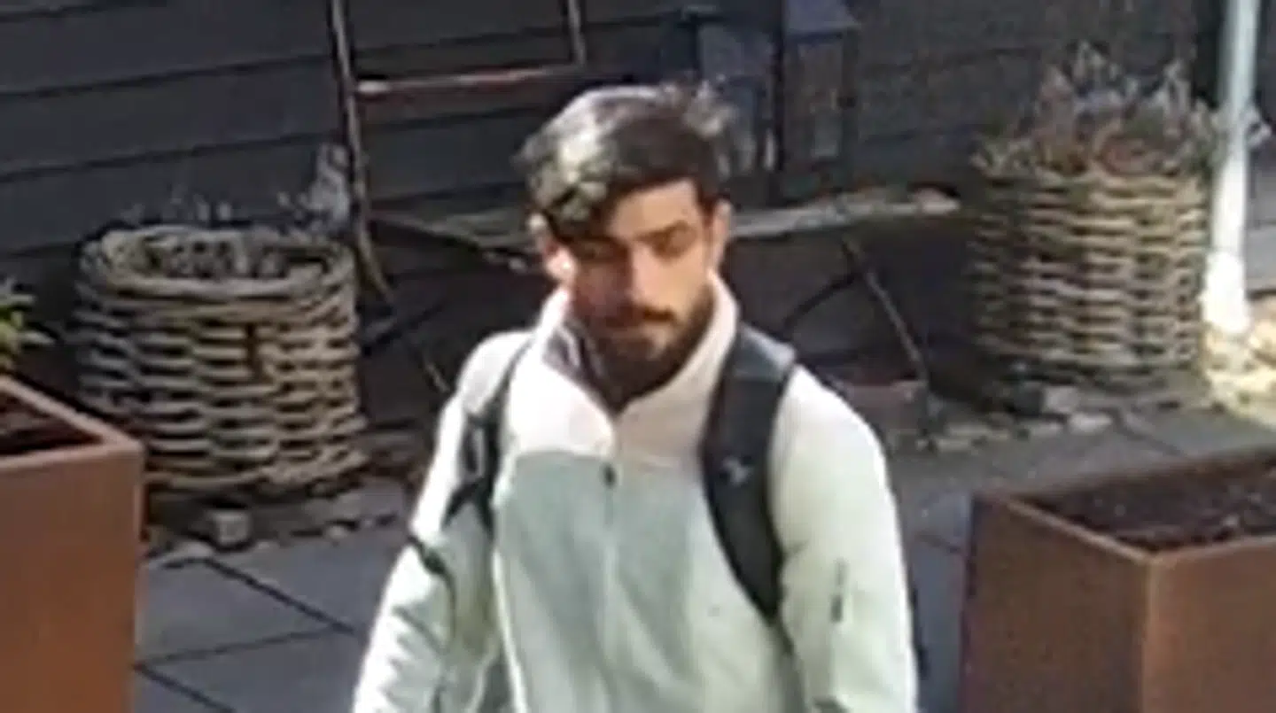 Efterlysningsbillede af den ene efterlyste.