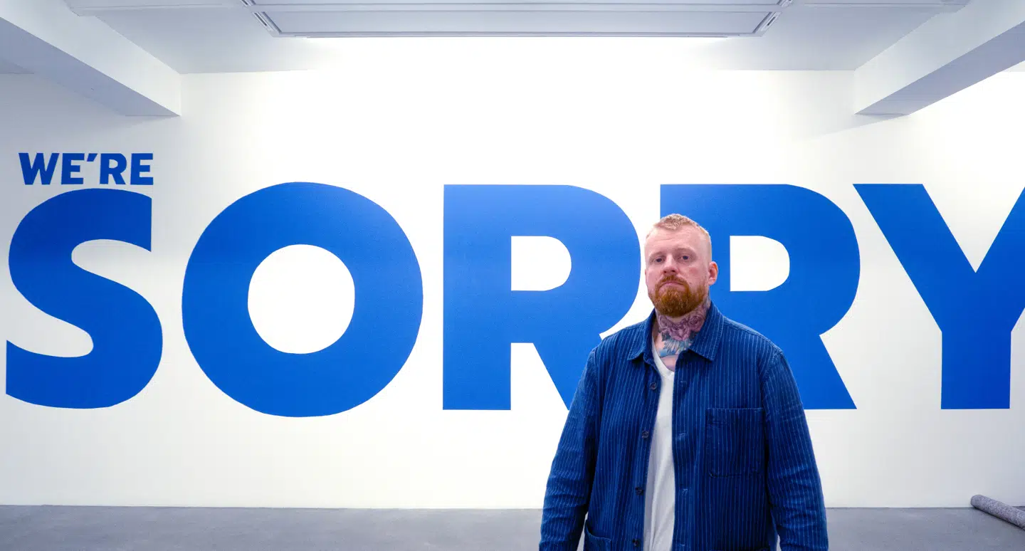 41-årige Odee Friðriksson, der går under kunstnernavnet ODEE, retter satirisk kritik mod Islands største fiskerivirksomhed, Samherji, i et nyt stykke performancekunst. Billedet er fra et tidligere, lignende projekt i 2023.