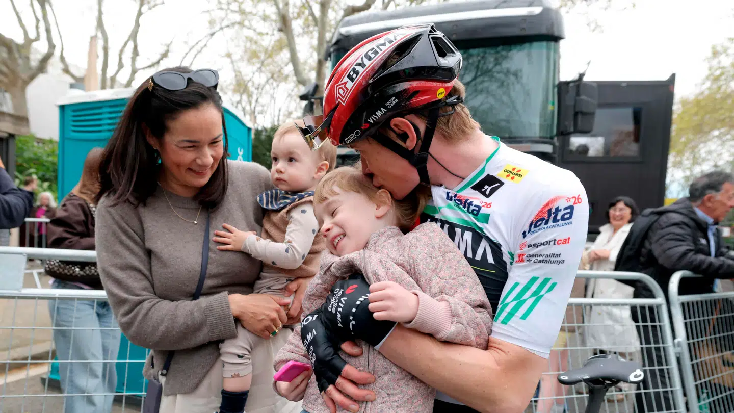 Jonas Vingegaard med familien til Volta Catalunya.