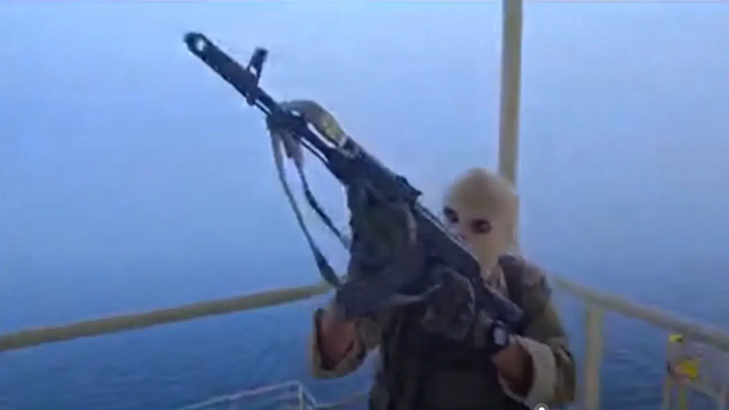 Screenshot fra videoen, der er publiceret af iransk stats-tv. Det viser soldater tvinge sig ombord på et fragtskib i under en aktion i Hormuzstrædet.