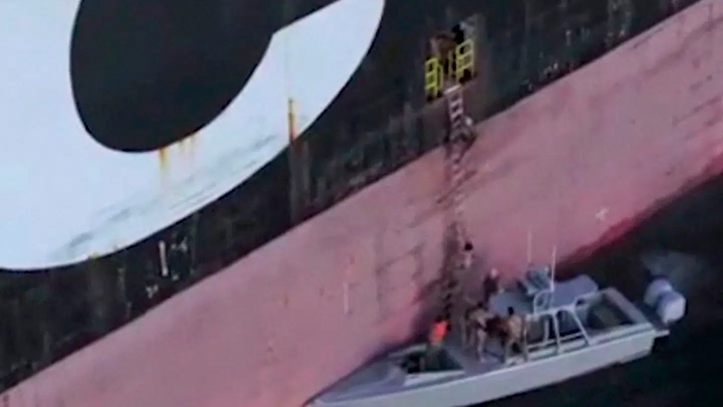 Dette skærmbillede viser, at iranske flådestyrker går om bord på et skib, der forsøger at krydse strædet. Iranske styrker målrettede tre containerskibe den 22. april.