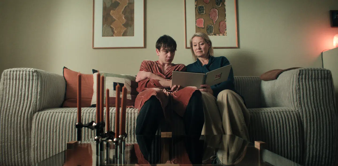 Efter Ditte Jensen har fysisk afstraffet en stor teenagedreng, truer hun ham til tavshed ved at fortælle om sin fortid som soldat.