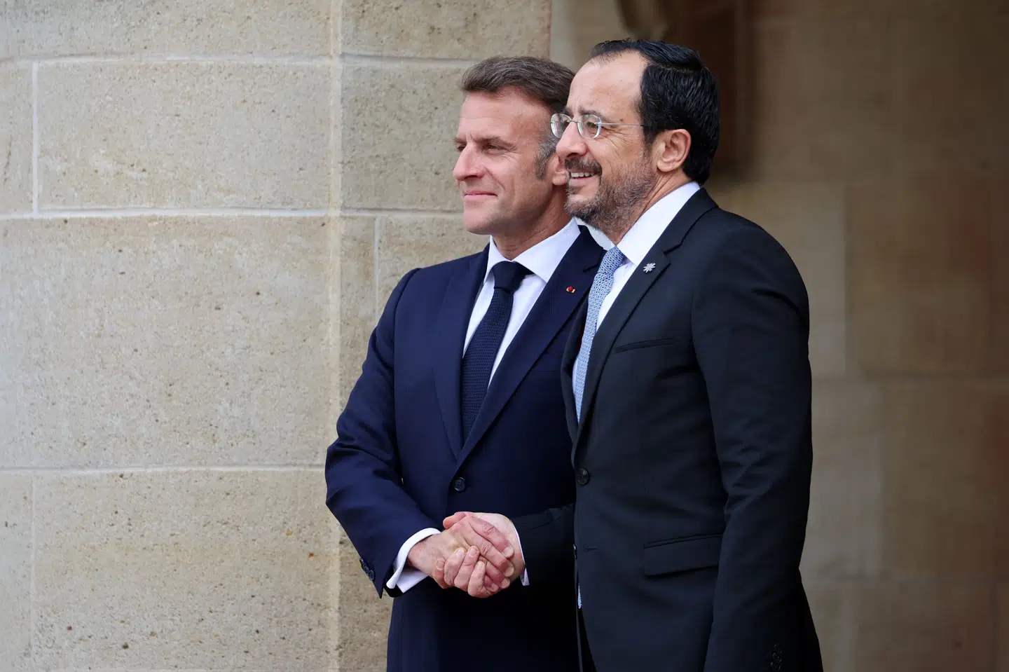 Cyperns præsident, Nikos Christodoulides, tog imod Frankrigs præsident, Emmanuel Macron, forud for det uformelle EU-topmøde i Cypern. Her kan EU-landene og Ukraine glæde sig over, at der endelig er enighed om det vigtige EU-lån på 90 milliarder til Ukraine og nye sanktioner mod Rusland.