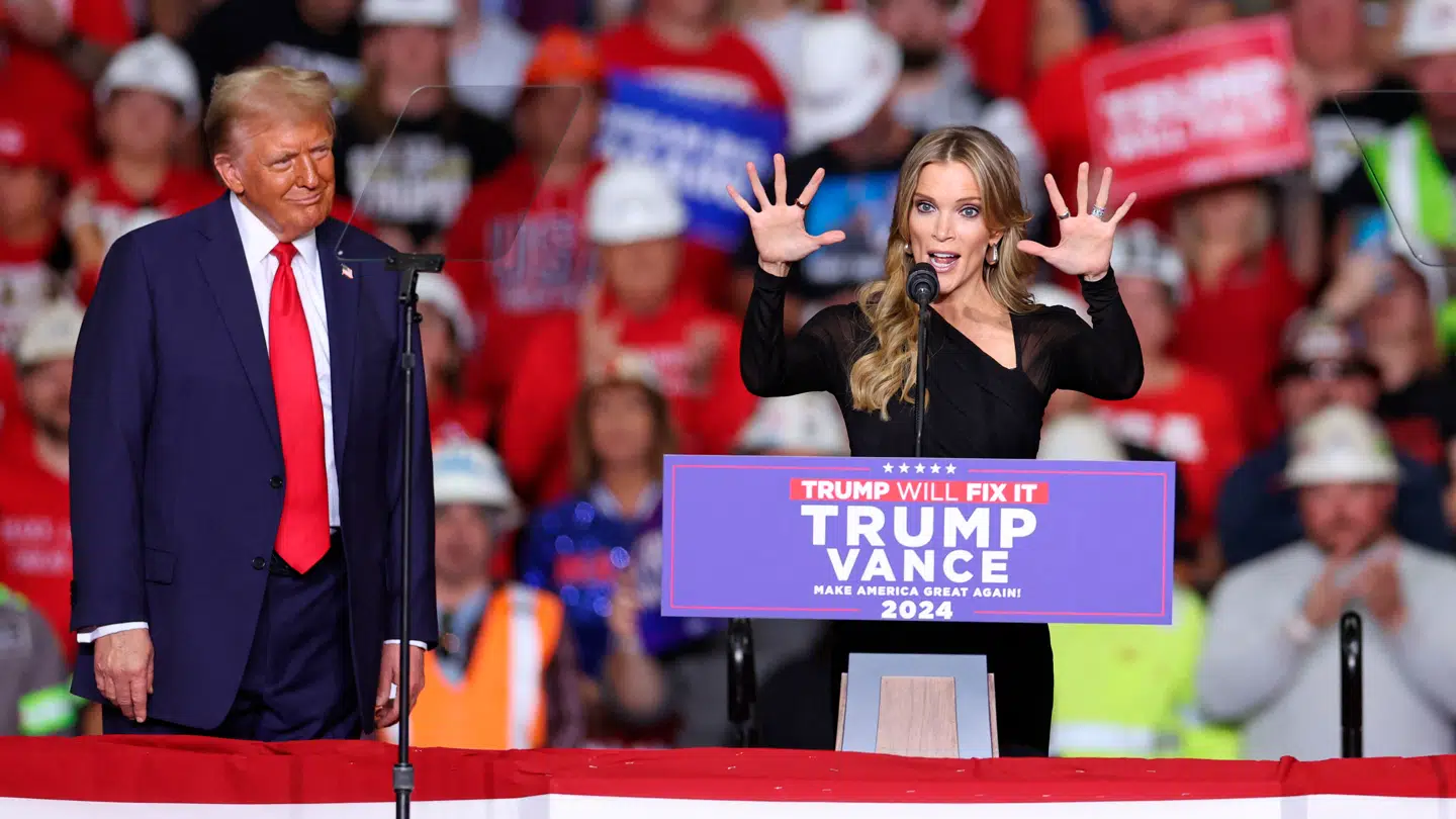 Megyn Kelly på scenen med Donald Trump i Pittsburgh dagen før præsidentvalget i november 2024.