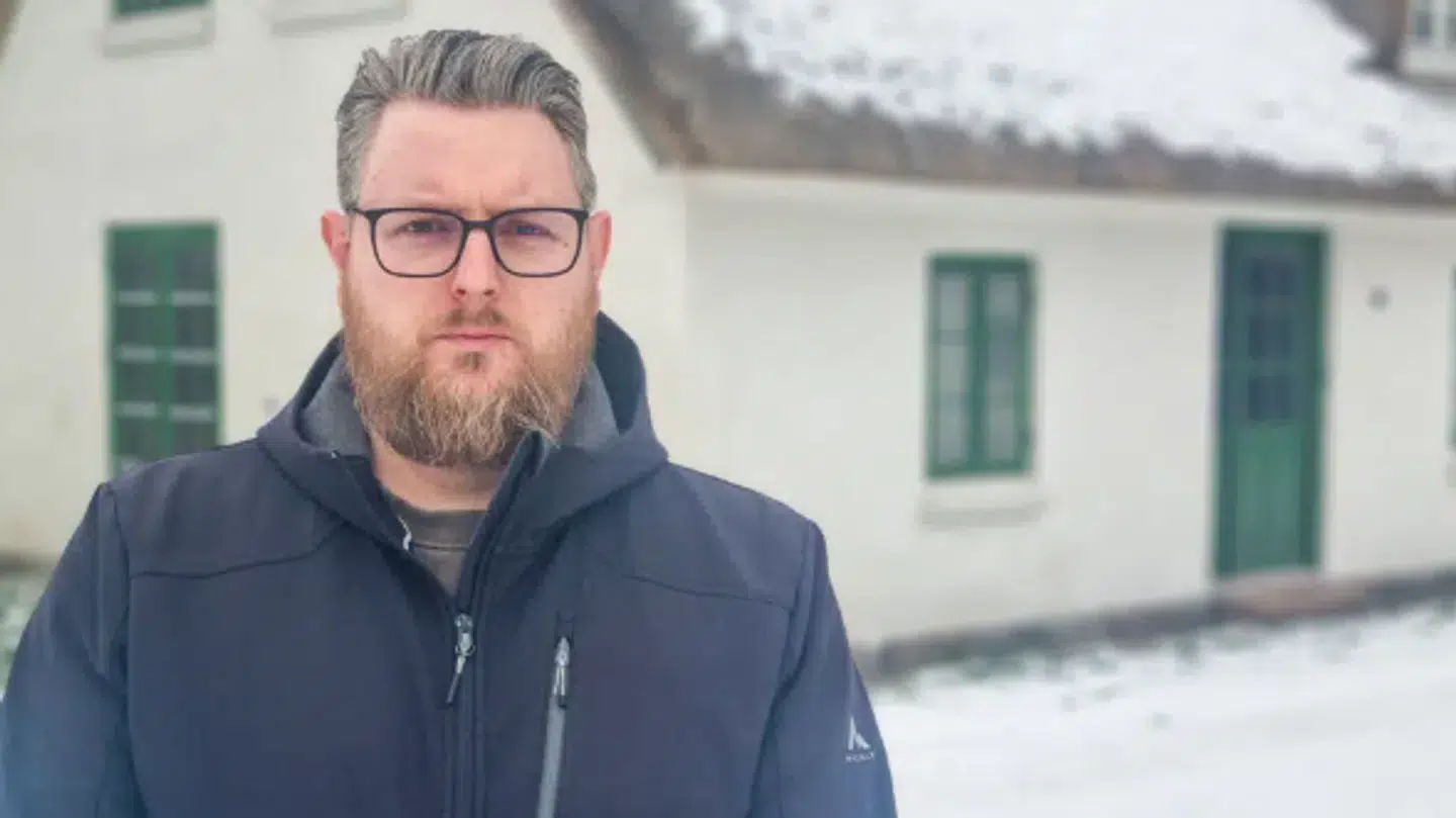 Anders Johansen foran sit hus, hvor der blev placeret en "brandbombe"-anordningen i december. Privatfoto.