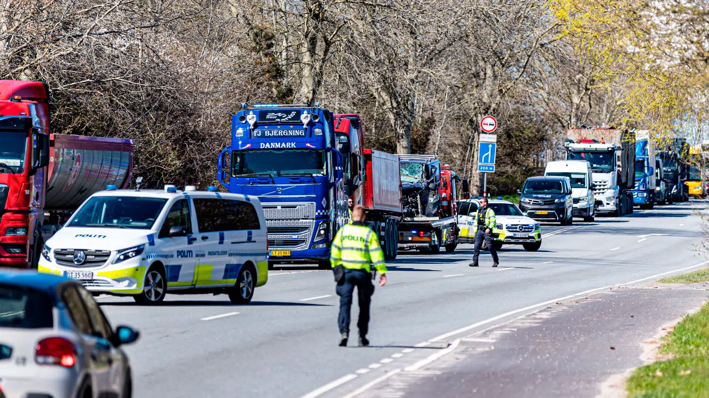 Varevogn har påkørt lastbil bagfra på Køgevej ved Gadstrup.