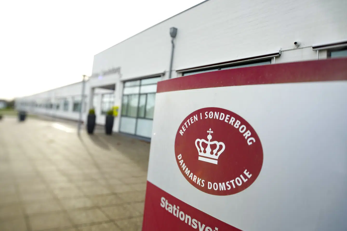 Retten i Sønderborg har torsdag idømt en kvinde ni måneders fængsel for at have taget del i forbruget af 1,2 millioner kroner sammen med sin mand, selv om hun vidste, at pengene måtte stamme fra kriminalitet. (Arkivfoto).