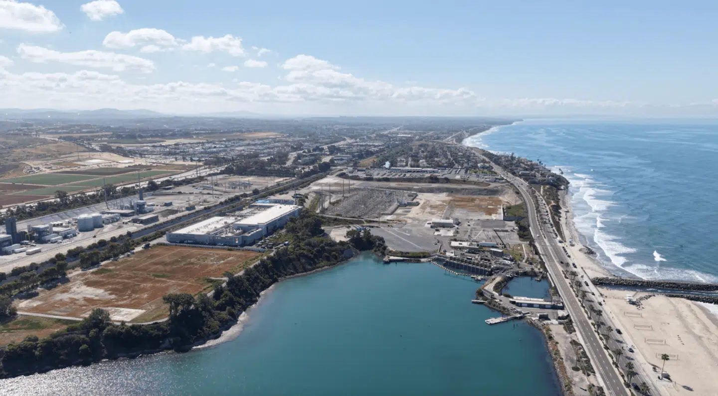 Claude »Bud« Lewis afsaltningsanlægget i Carlsbad i San Diego County ved havet.
