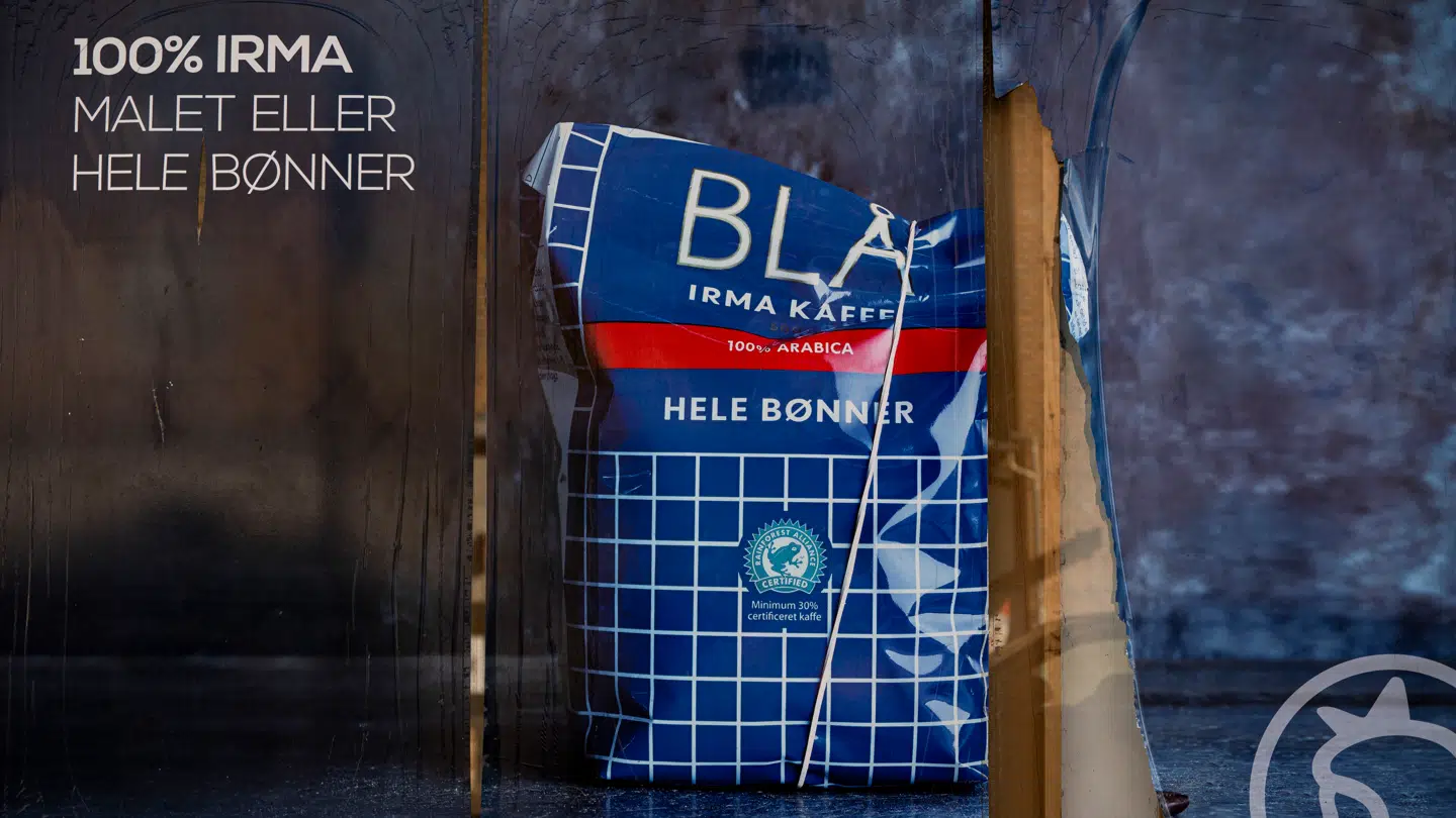 Mange forbinder Irma med den ikoniske blå kaffe, der i dag på mange måder minder om Coops Cirkelkaffe.