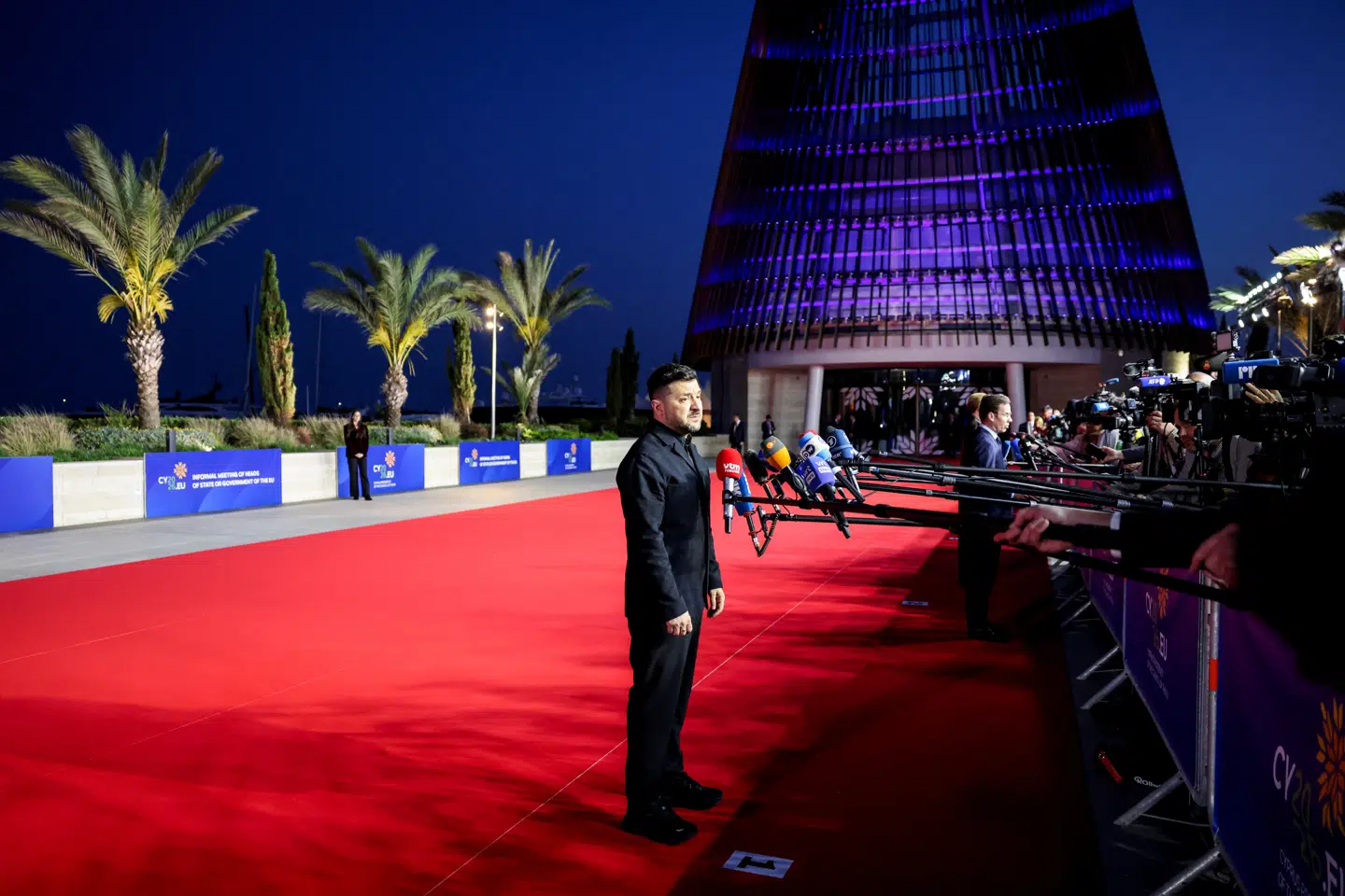 Torsdag aften sagde Zelenskyj, at han tror på, at de forhandlinger og samtaler, der skal til, for at Ukraine kan begynde indtrædelsesprocessen i EU, snart vil gå i gang.