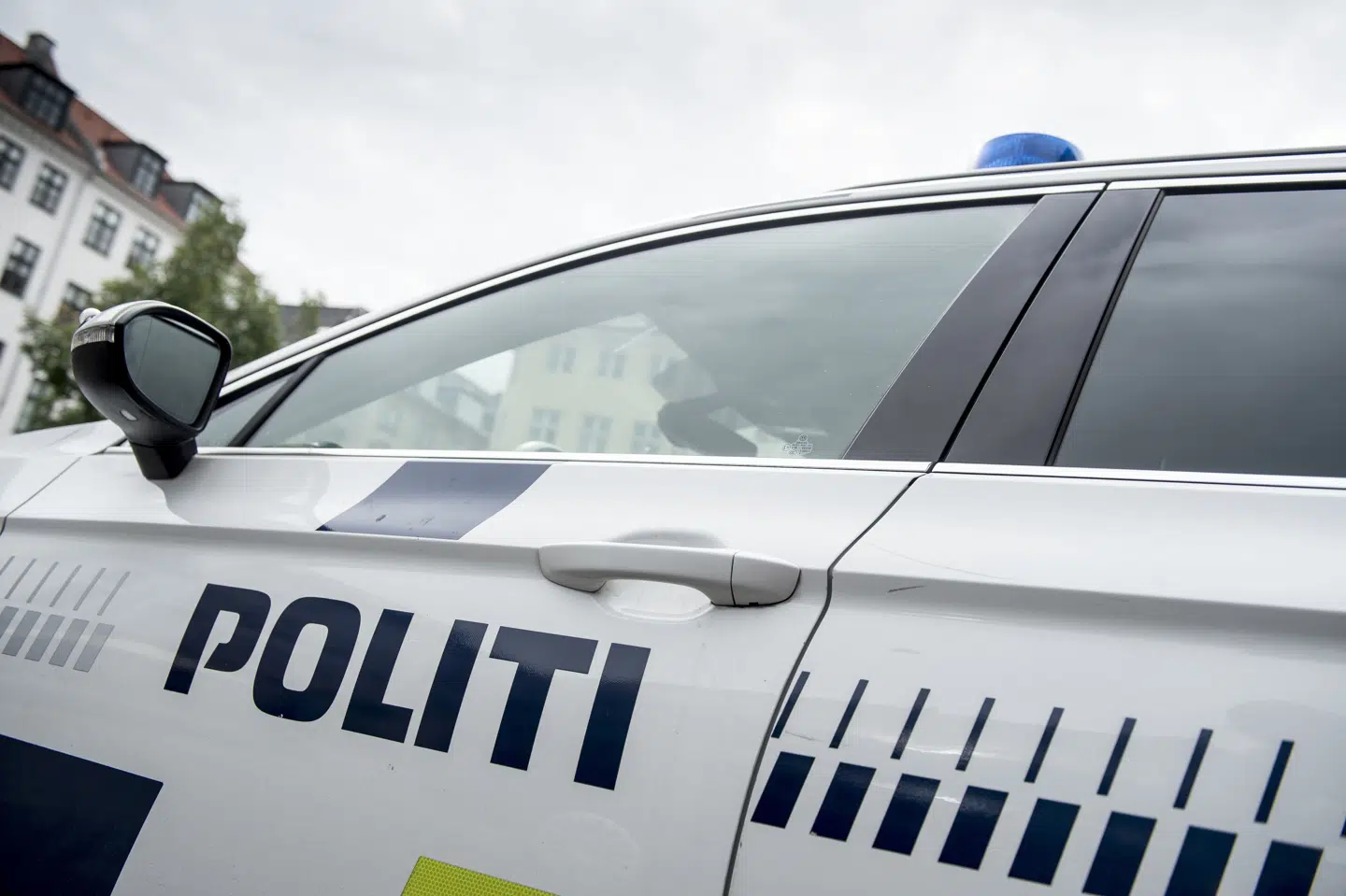 To mænd bliver undersøgt af en læge for en episode, hvor den ene blev snittet i ansigtet med en kniv i Holstebro. (Arkivfoto).