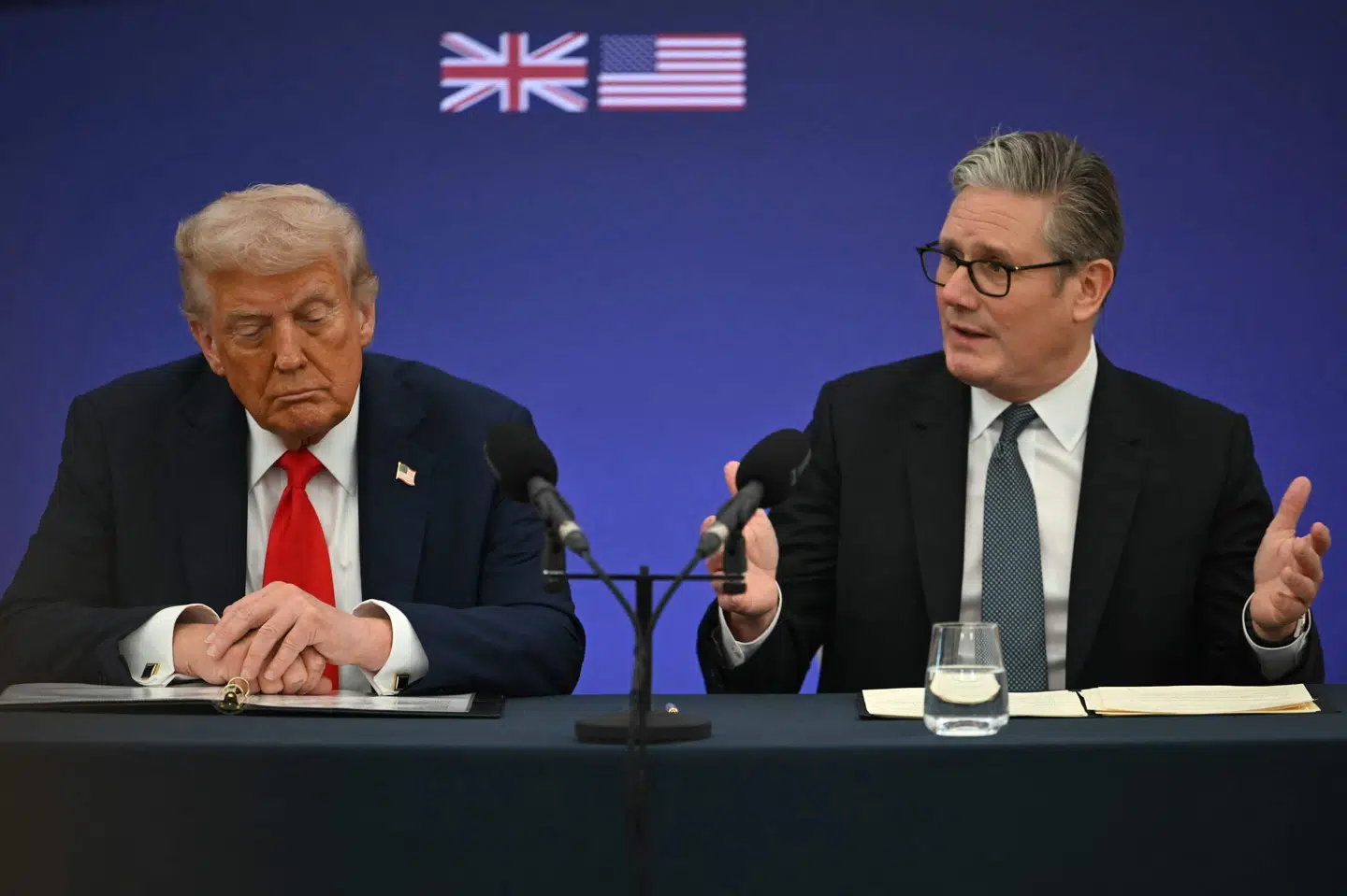 USA's præsident, Donald Trump, har udtalt hård kritik af den britiske premierminister, Keir Starmer, for at Storbritannien ikke er gået ind i krigen mod Iran. Her ses de under et arrangement i det centrale England i september sidste år. (Arkivfoto).