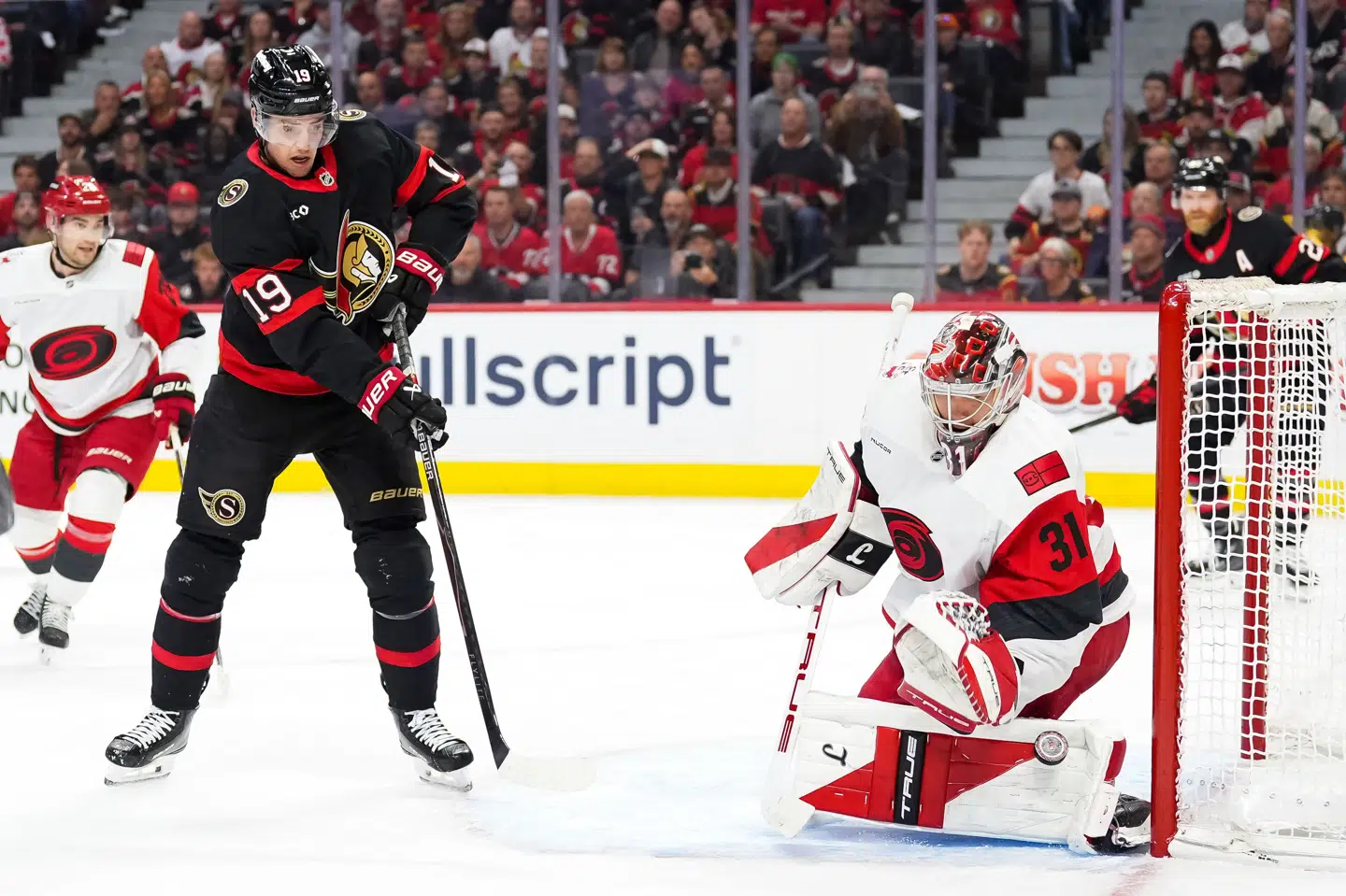Frederik Andersen stod en stærk kamp for Carolina Hurricanes, da Ottawa Senators blev besejret på ny i NHL-slutspillet.