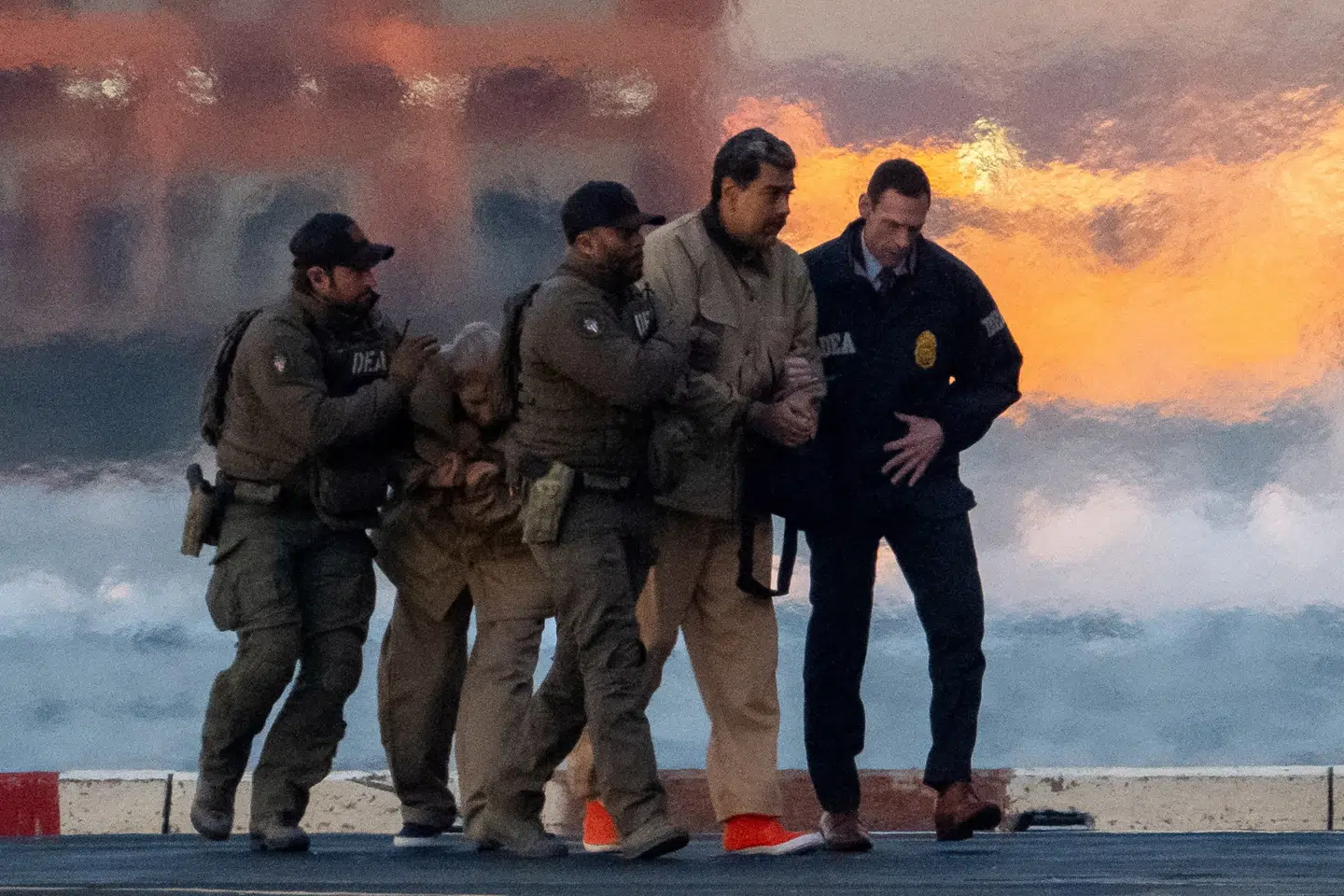 Her ses anholdelsen af Maduro samt en række ukendte soldater.