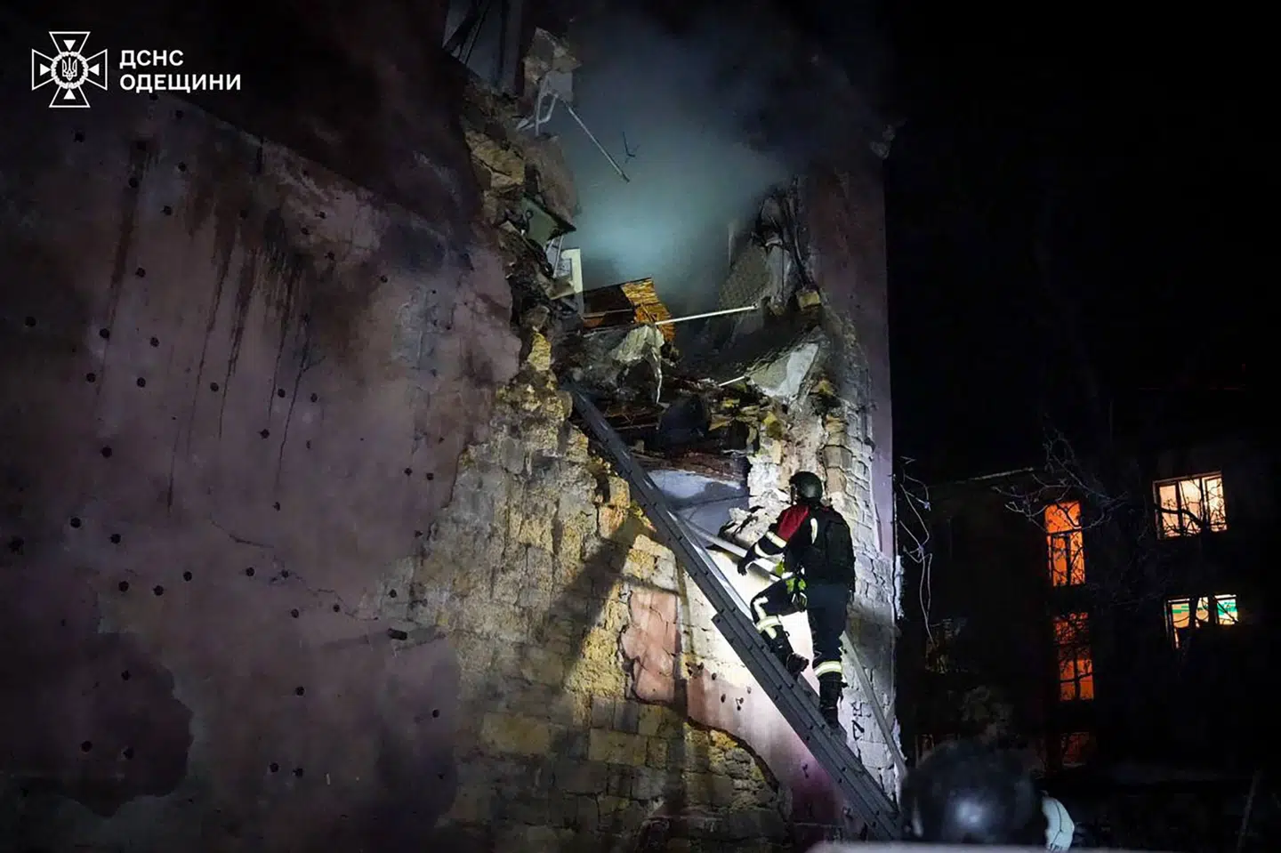 Et billede, som Ukraines statslige redningstjeneste har udgivet, viser en ansat kravle op ad en stige for at finde overlevende efter et russisk angreb i Odesa.