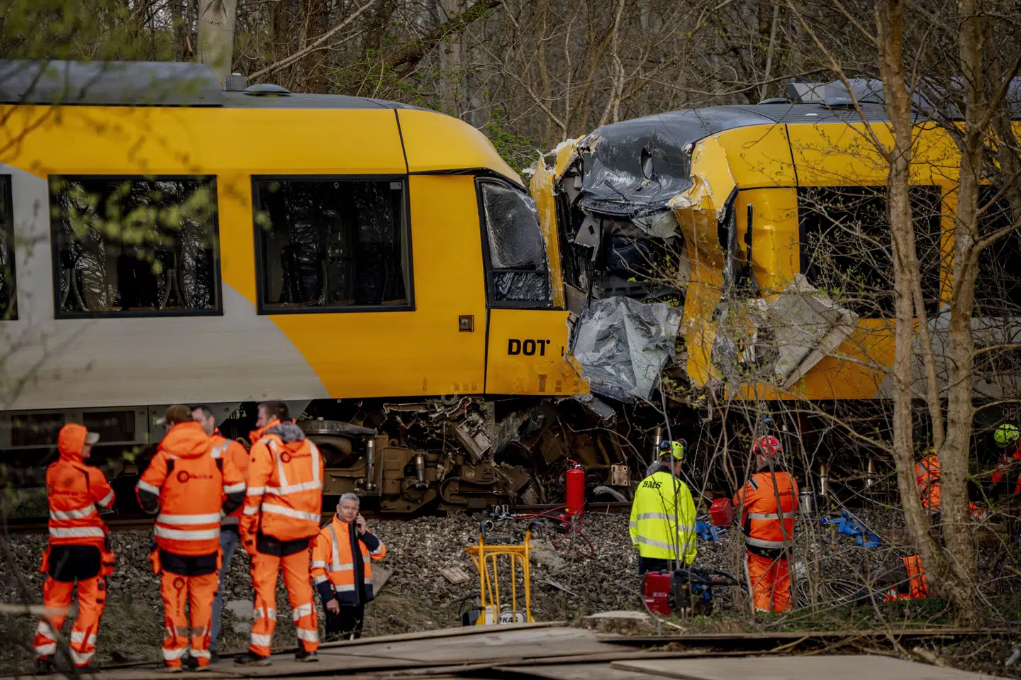 To tog stødte torsdag sammen mellem Hillerød og Kagerup ved Isterødvejen. Fredag oplyser cheflæge, at de tilskadekomne i kritisk tilstand er uden for livsfare.
