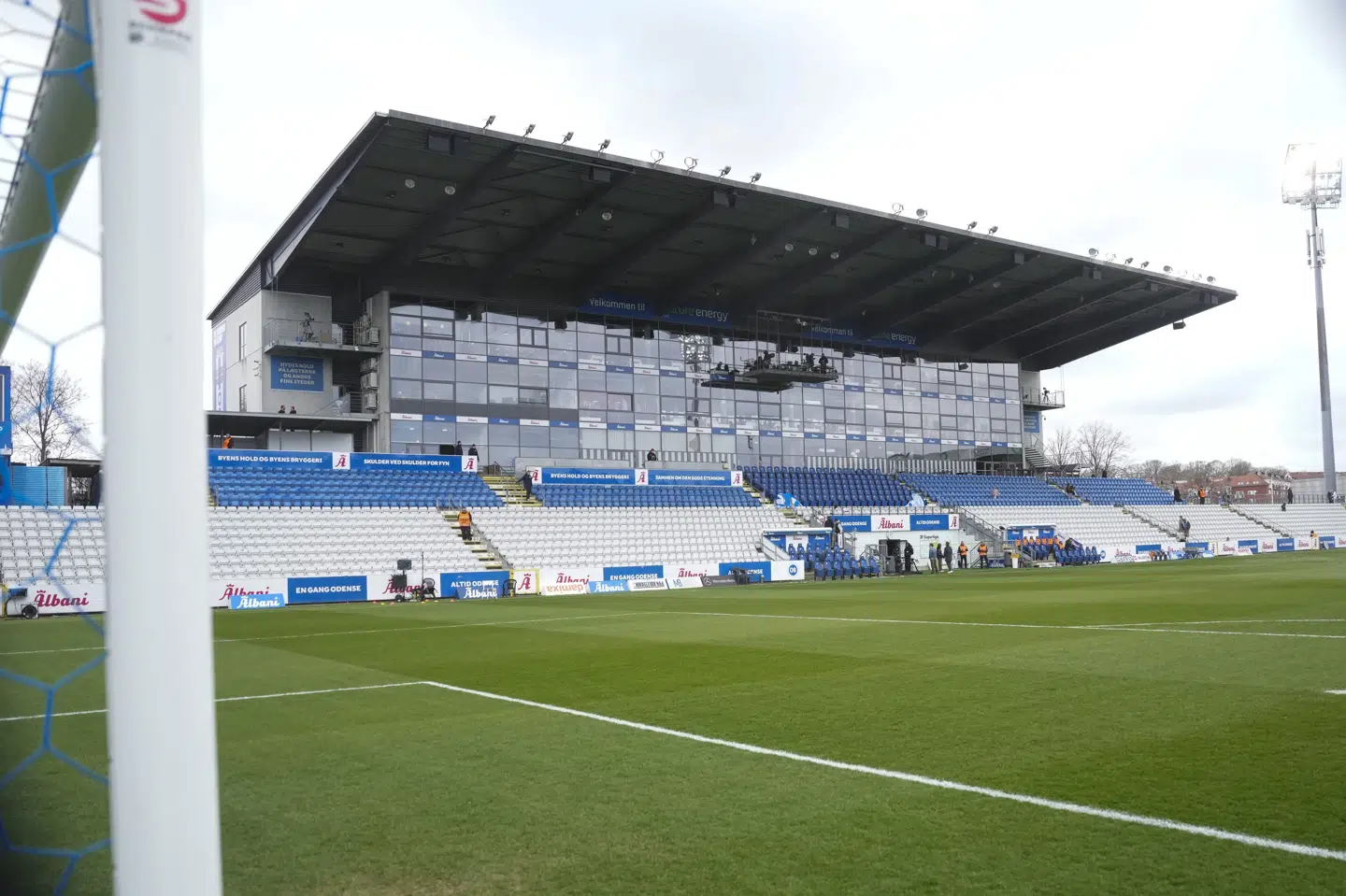 Ikke alle sidder i tørvejr på stadionet i Odense, når det regner. Men det ændrer sig fra 2028. (Arkivfoto).