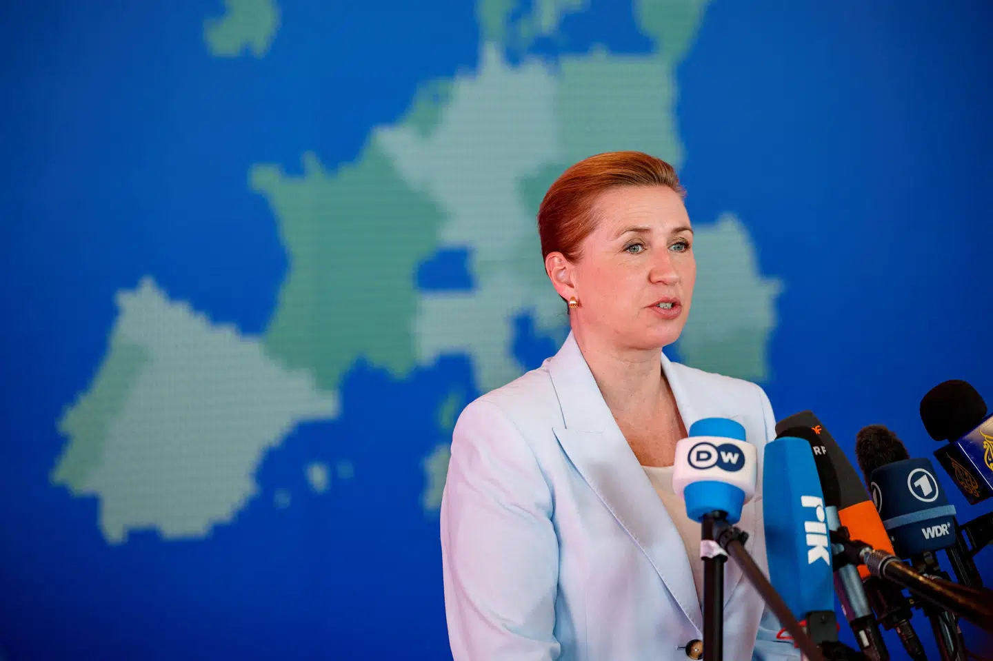 Statsminister Mette Frederiksen (S) mener, at Europa bliver nødt til at tage større ansvar for egen sikkerhed. Derfor hilser hun diskussion om EU's musketered i artikel 42.7 velkommen.