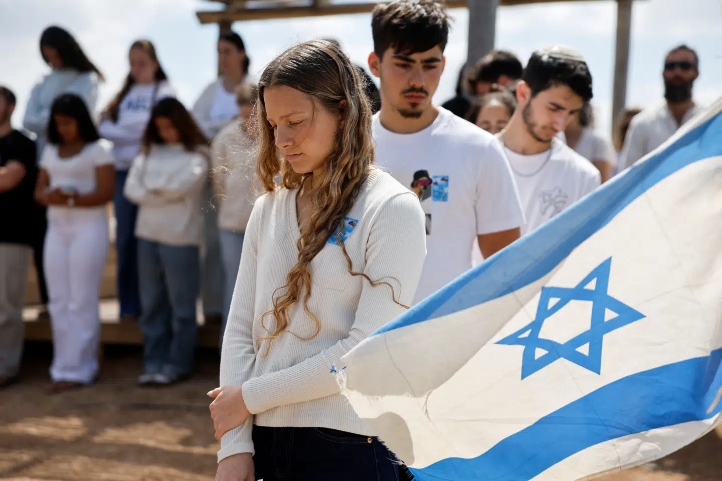 Krigen i Gaza har affødt en ny genre af litteratur, mener journalisten Matti Friedman. På billedet deltager israelere i en mindehøjtidelighed for faldne soldater og civile på militærbasen Nahal Oz 21. april 2026. Foto: Amir Cohen/Reuters/Ritzau Scanpix