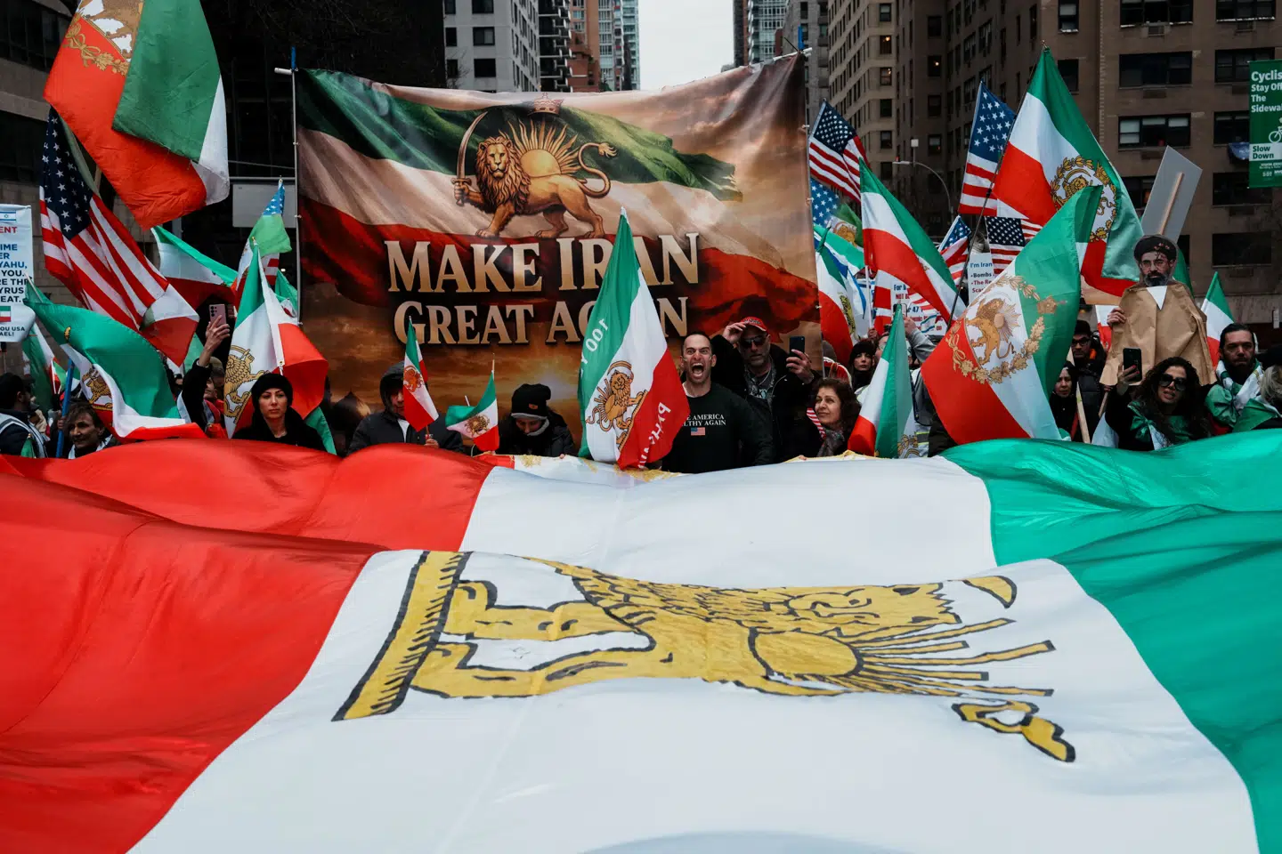 Irans regime har slået hårdt ned på protester i landet. Men samtidig har reaktionerne i visse europæiske aktivistmiljøer været mere afdæmpede end i andre konflikter, skriver Mahmoud Ashkanian. Billedet er fra en demonstration i New York. Foto: Adam Gray/Reuters/Ritzau Scanpix