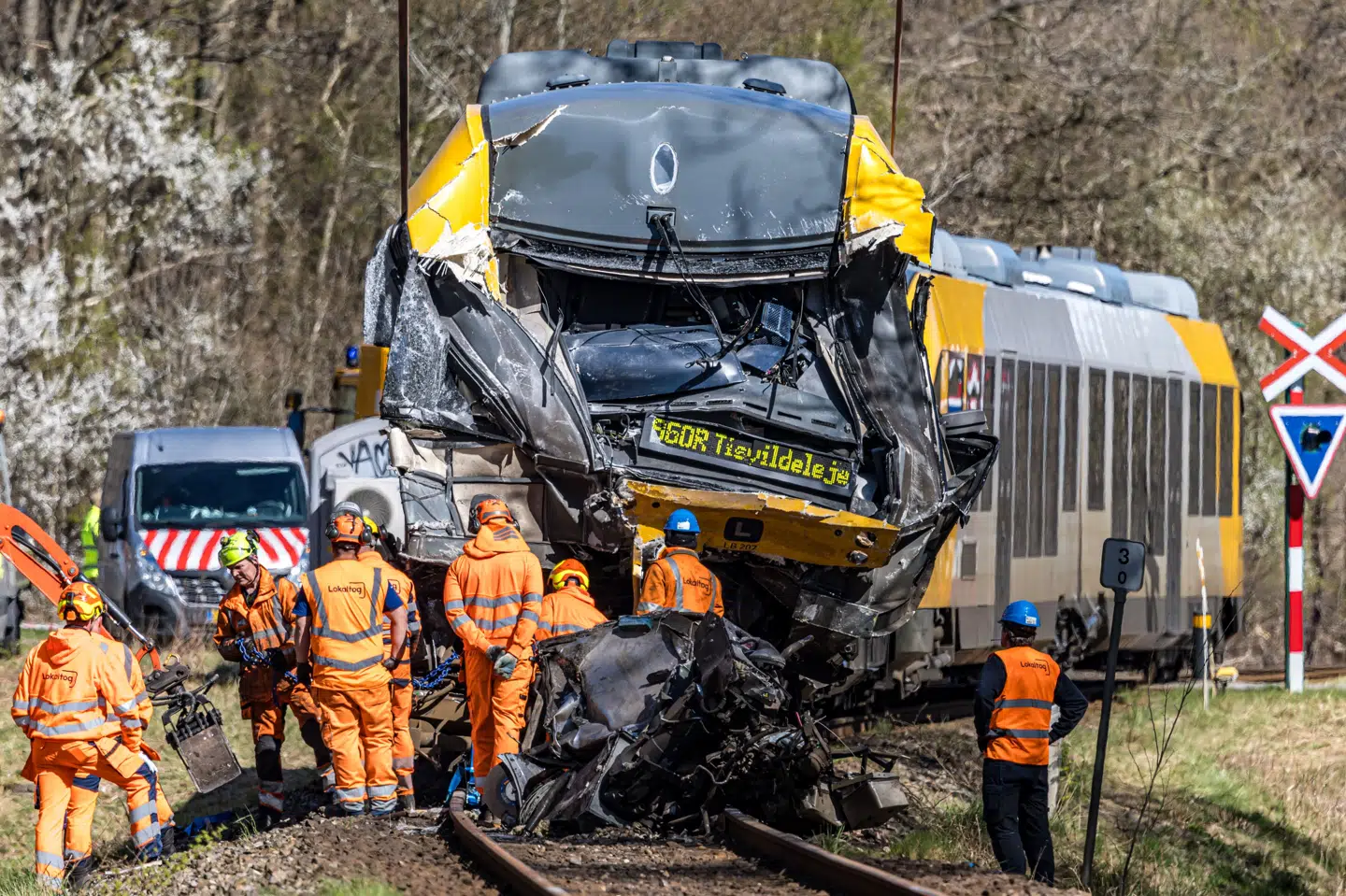 Oprydningsarbejdet er fredag i gang efter togulykken torsdag på Gribskovbanen. (Arkivfoto).